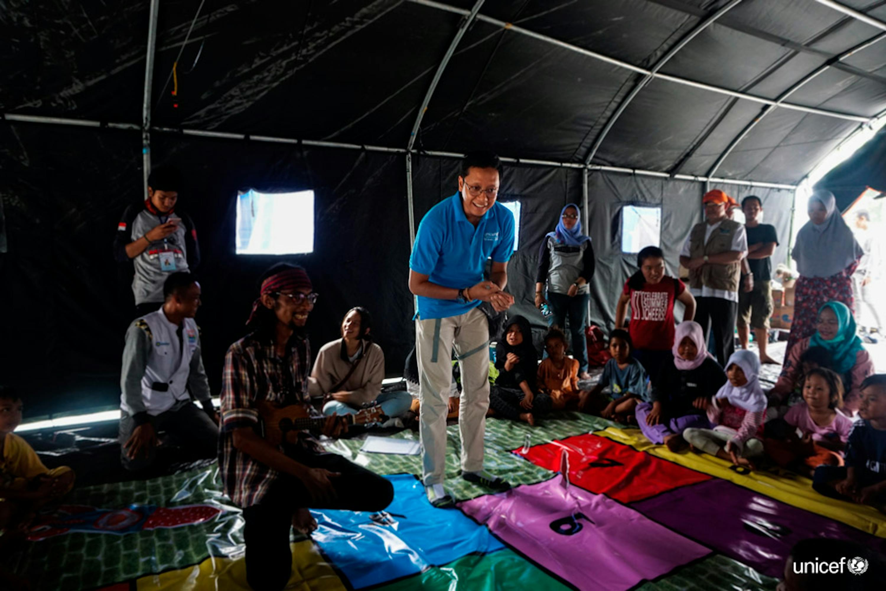 in Indonesia, i bambini colpiti dal terremoto e dallo tsunami giocano con una squadra di supporto psicologico sostenuta dall'UNICEF © UNICEF / UN0248742 / Veska