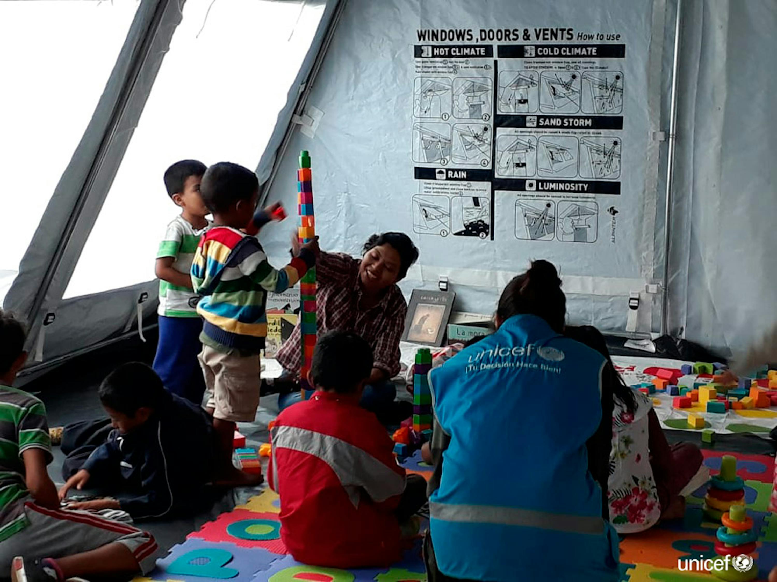 Messico, un centro per il supporto emotivo con  attività ludiche per i bambini migranti che viaggiano in carovana -  © UNICEF Messico.jpg