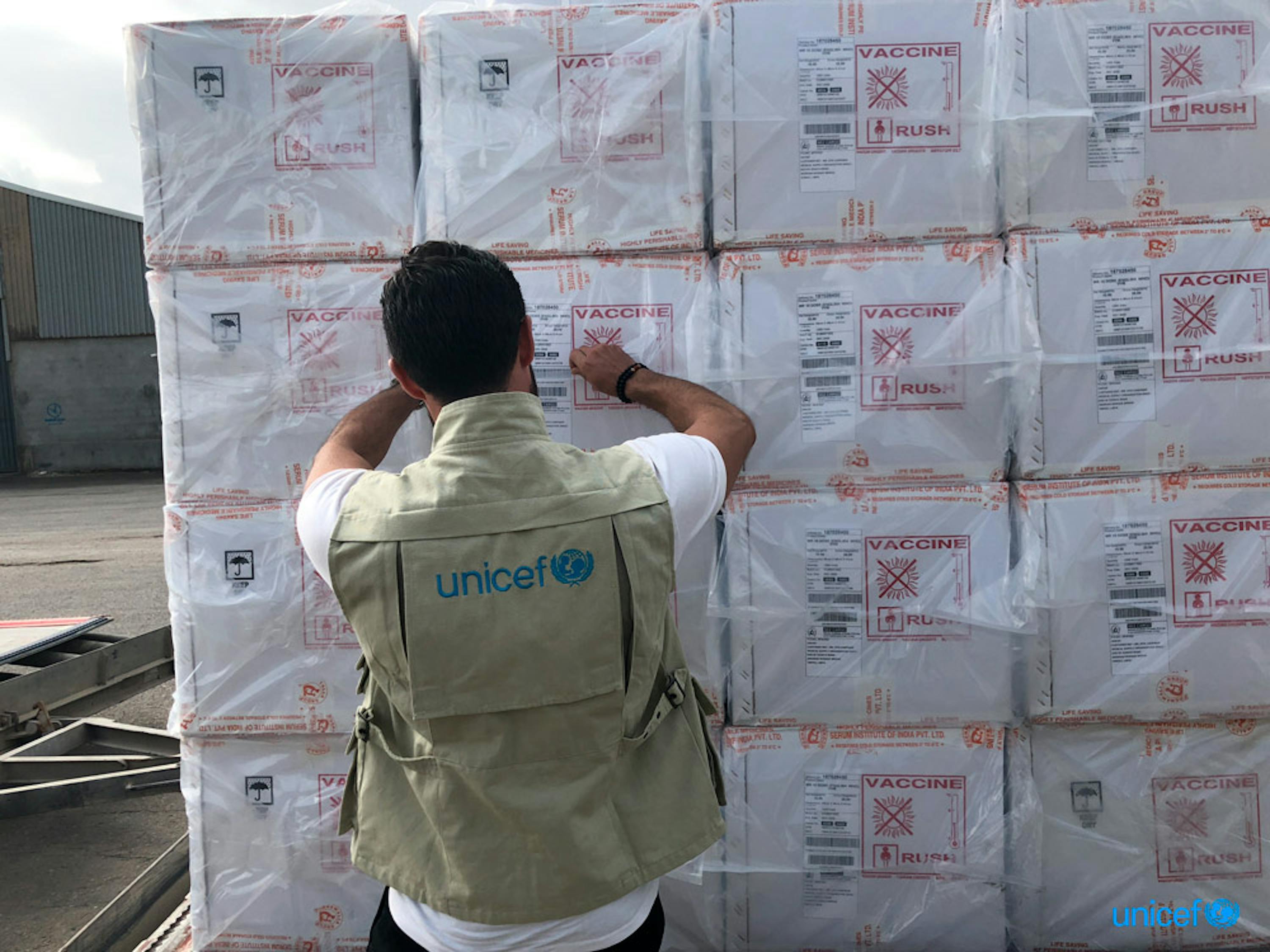 Un aereo cargo dall'UNICEF all'aeroporto Mitiga di Tripoli, in Libia con la fornitura di  dosi di vaccini contro morbillo, rosolia e polio, integratori di vitamina A, siringhe - © UNICEF/Libia