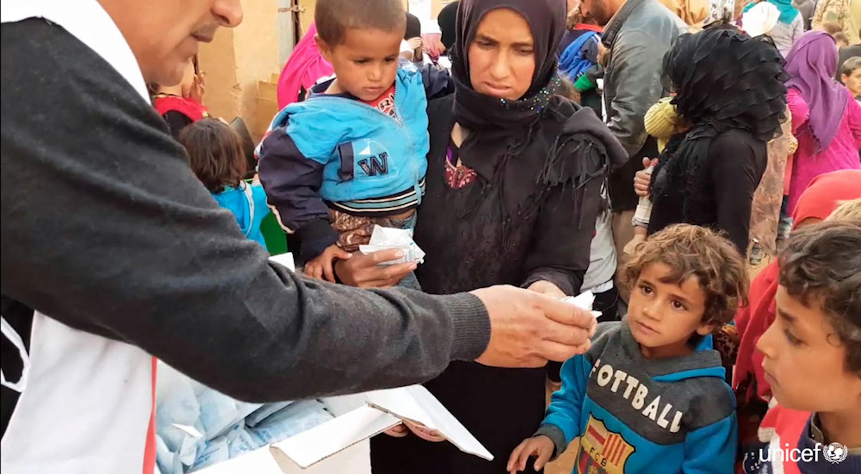 Siria -  distribuzione degli aiuti nel campo di Rukban - © UNICEF