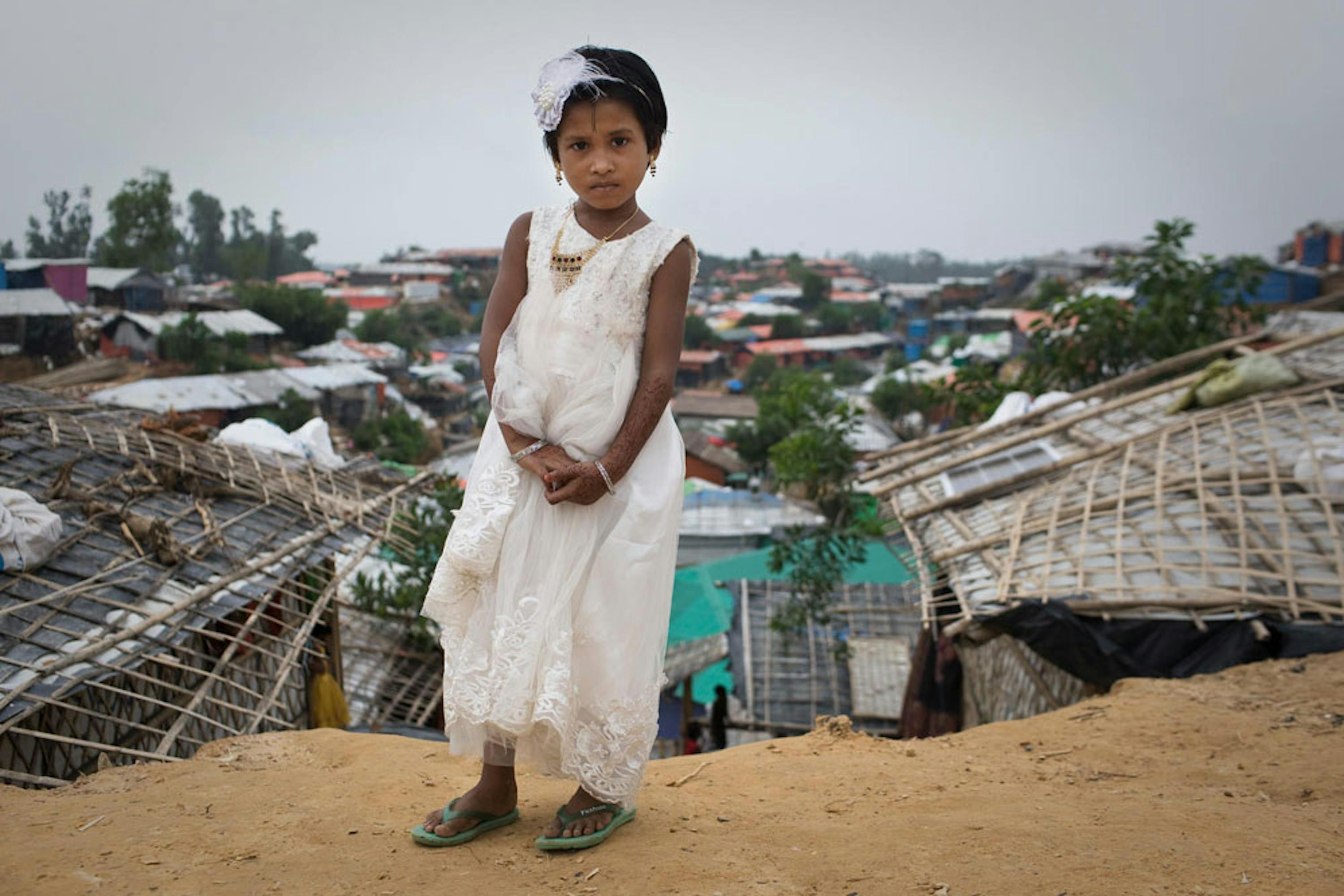 Una bambina nell'immenso campo profughi di Kutupalong-Balukhali, di gran lunga il più vasto e affollato al mondo - ©UNICEF/UN0219104/Modola