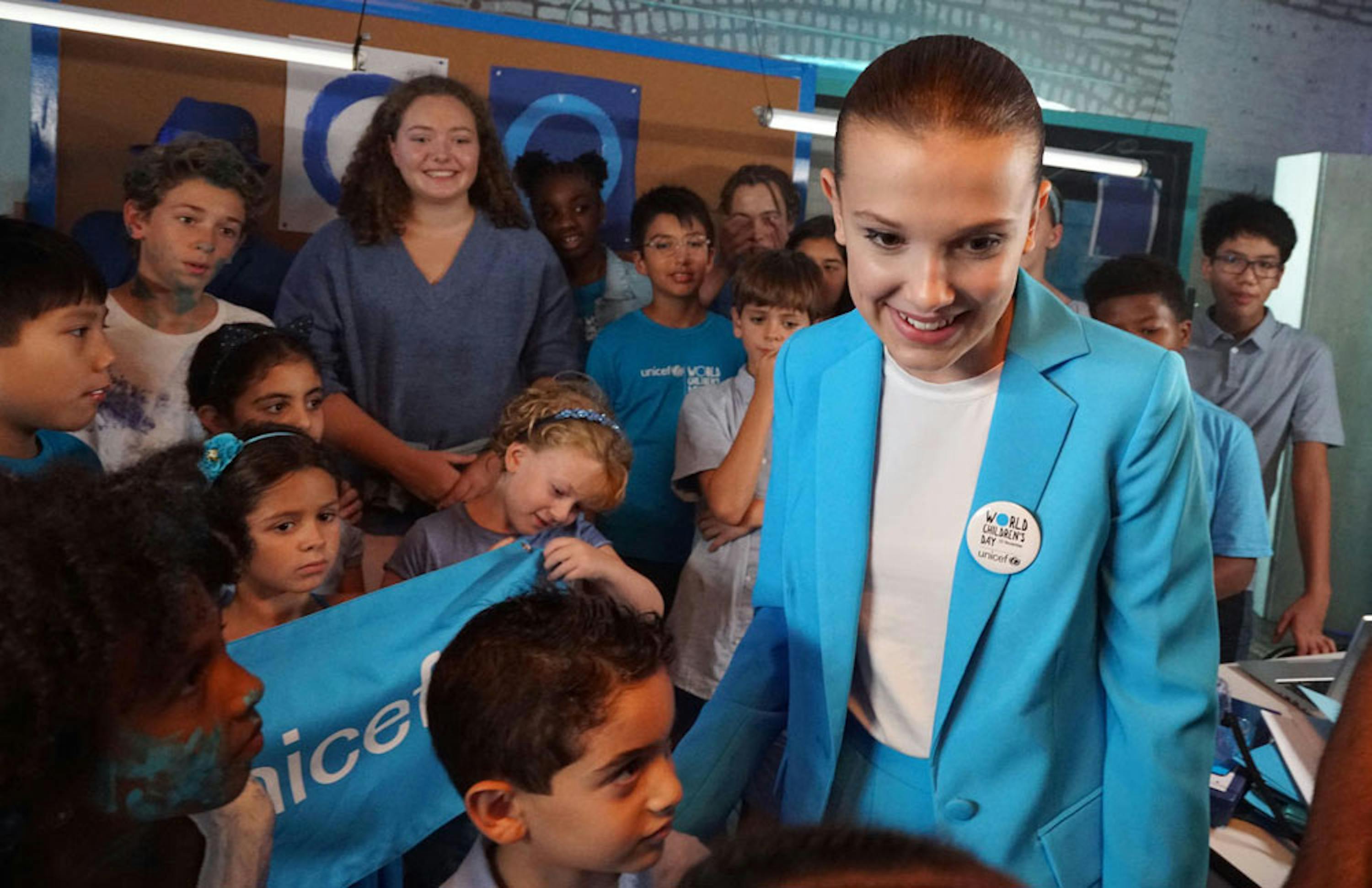 La Goodwill Ambassador Millie Bobby Brown sul set del video girato per la Giornata Mondiale dell'infanzia del 2018