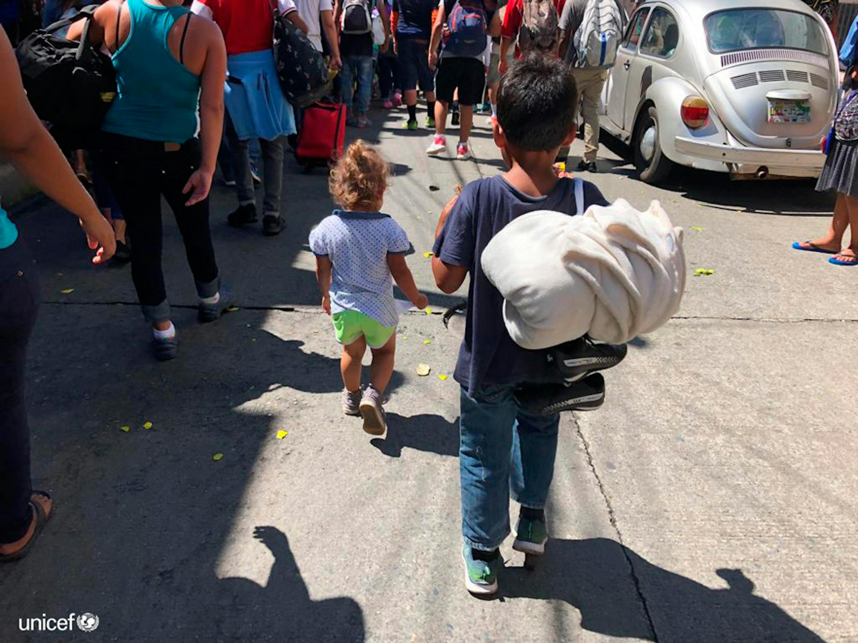 Alcuni bambini e gli adolescenti  che fanno parte di una carovana, nel Chiapas. Il team dell'UNICEF sta identificando i loro bisogni per supportare la risposta delle autorità e della società civile © UNICEF/Mexico