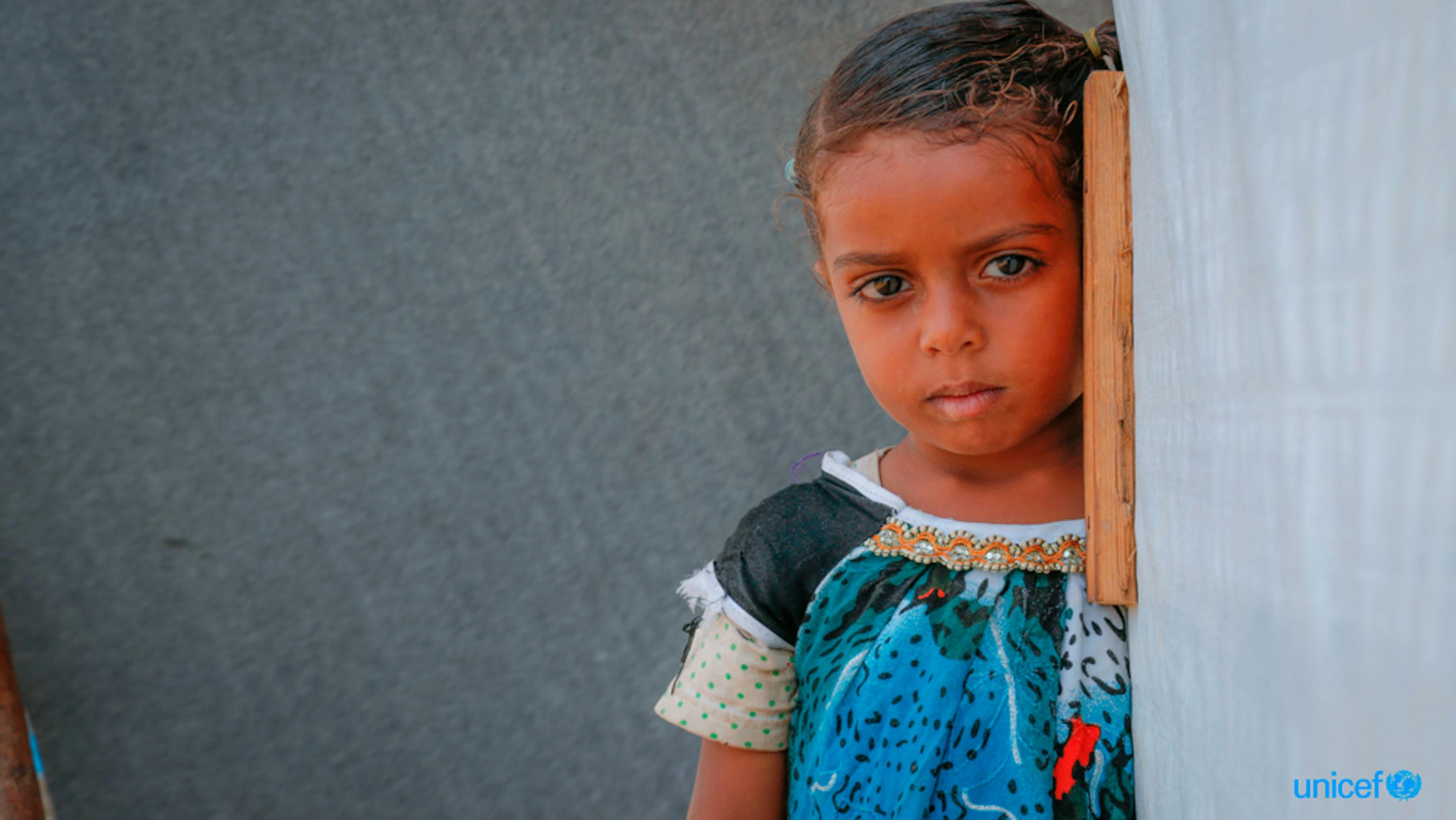 Una bambina sfollata da Taiz a Aden City (Yemen) a causa della guerra in corso - ©UNICEF/UN0188083/Mohammed