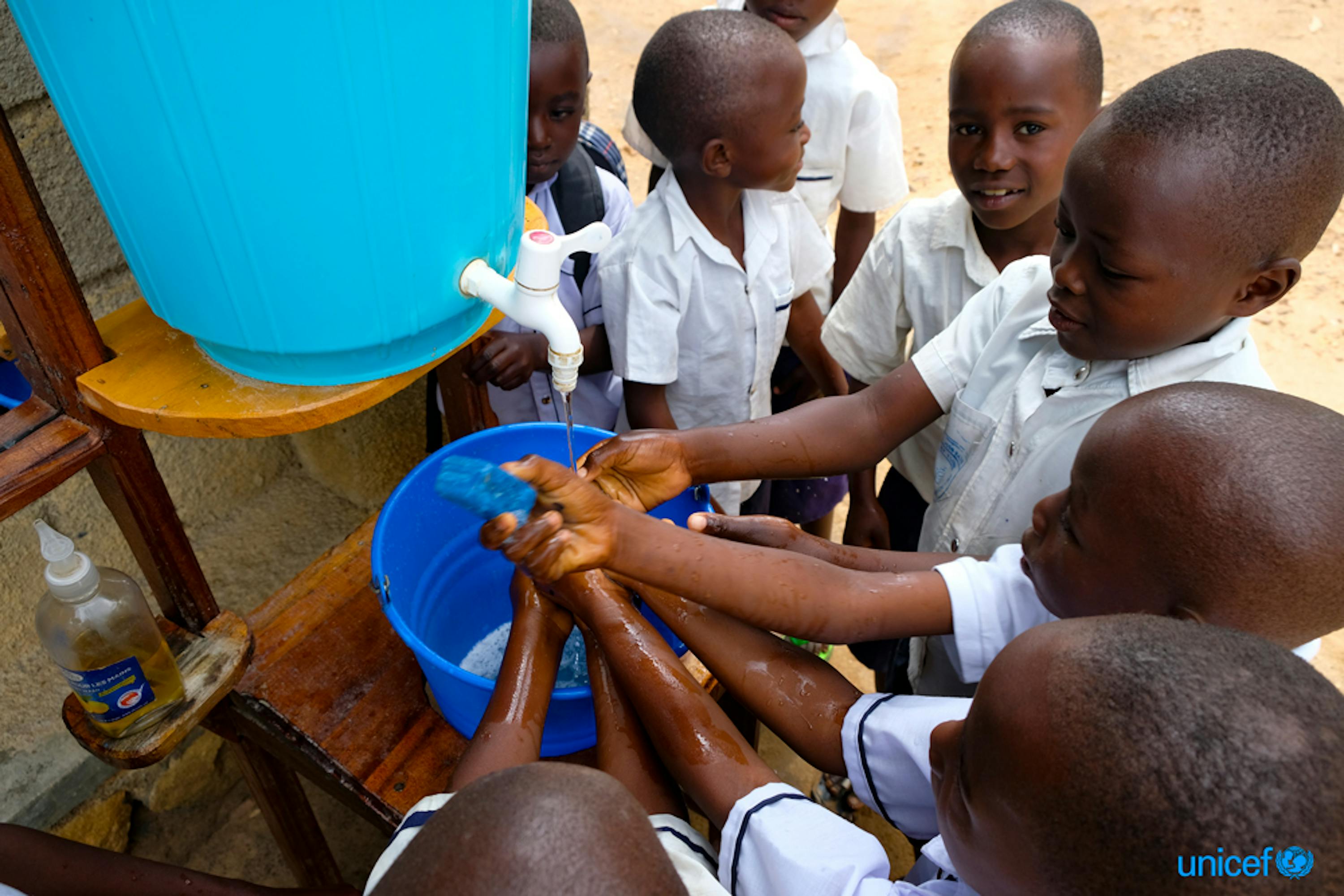 Dopo la lezione a scuola il lavaggio delle mani è una delle migliori soluzione per proteggersi dall'Ebola © UNICEF/UN0235944/Nybo