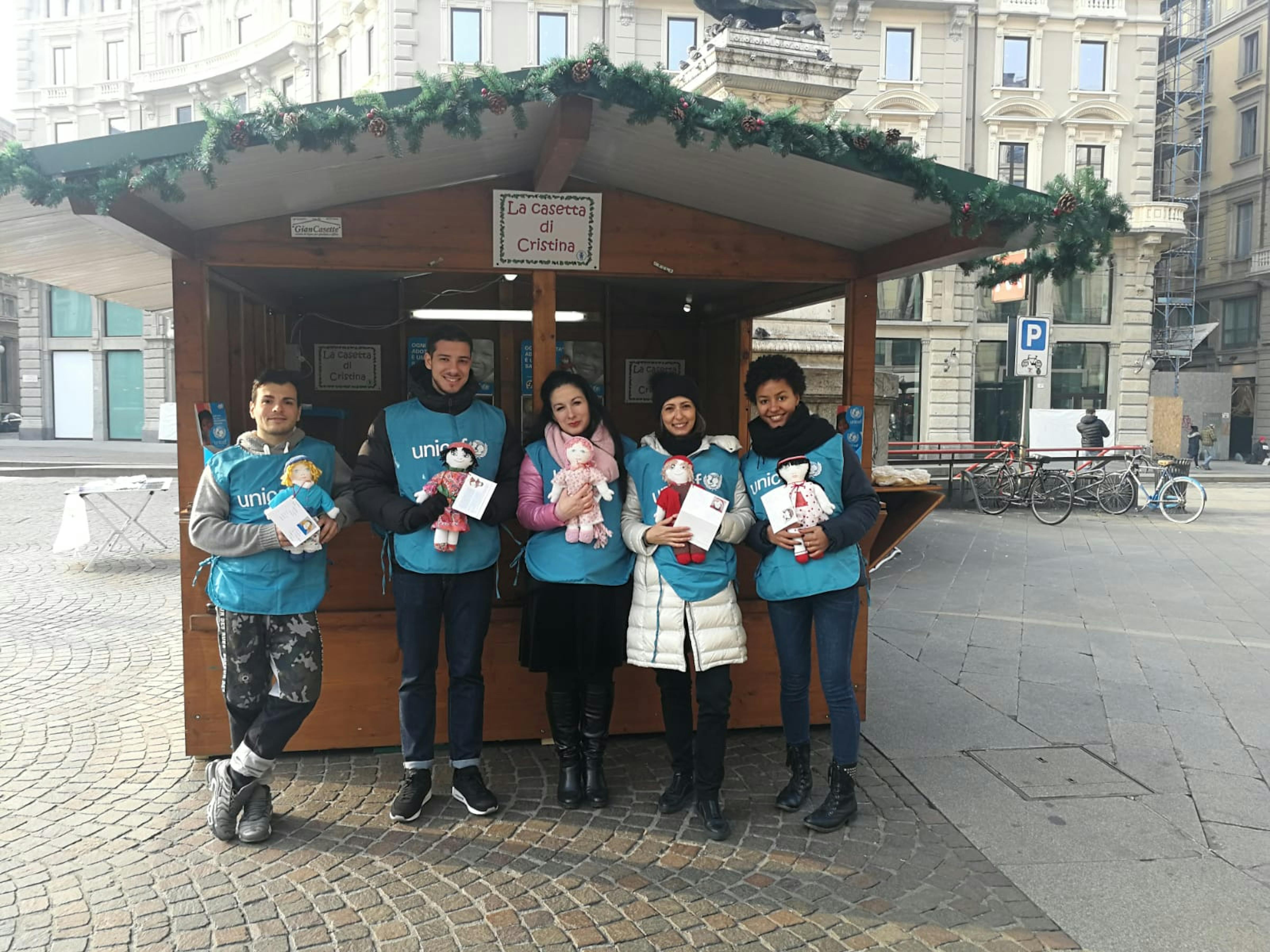 I volontari nella casetta della Pigotta di Piazza Cordusio a Milano che sarà aperta dal 1 al 23 dicembre.