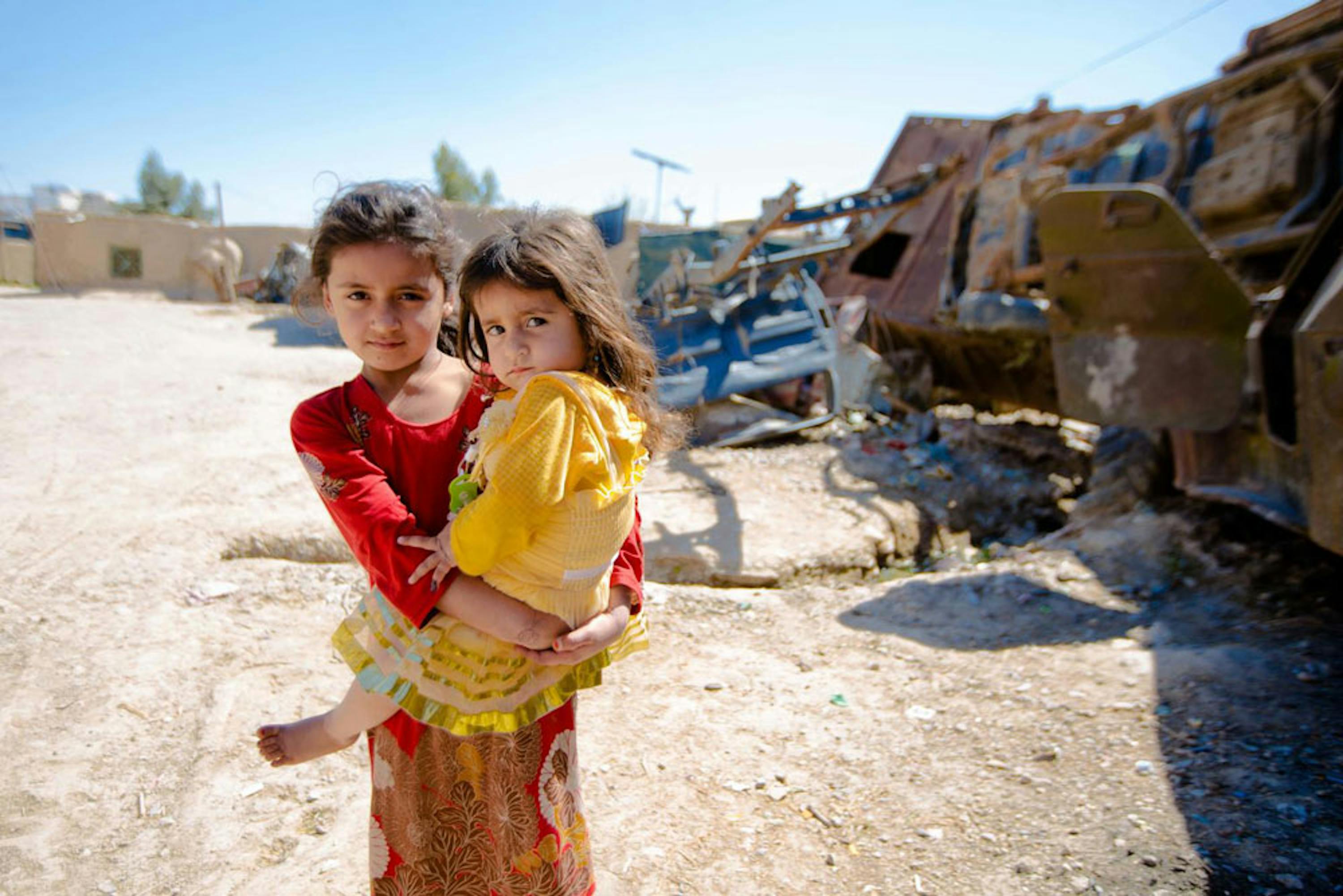 Due bambine appena vaccinate dall'UNICEF in Afghanistan, marzo 2018. Nei primi 9 mesi dell'anno, sono stati ben 5.000 i bambini uccisi o mutilati nel paese asiatico, quanti nell'intero 2017 - ©UNICEF/UN0202778/Hibbert