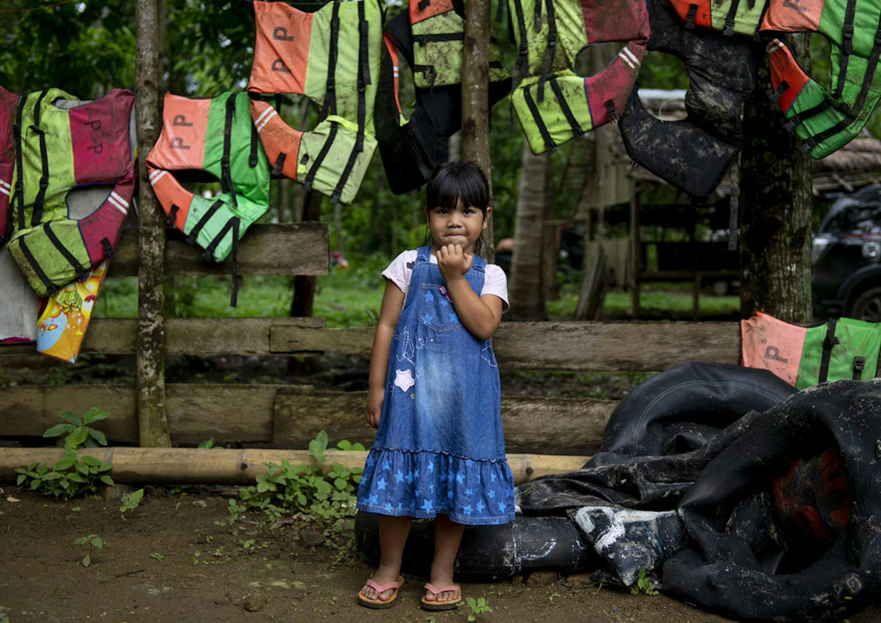 Akila, 4 anni. La sua abitazione dista appena 100 metri dalla spiaggia del villaggio di Tamanjaya, nel distretto costiero più colpito dallo tsunami del 22 dicembre - ©UNICEF/UN0268092/Wilander