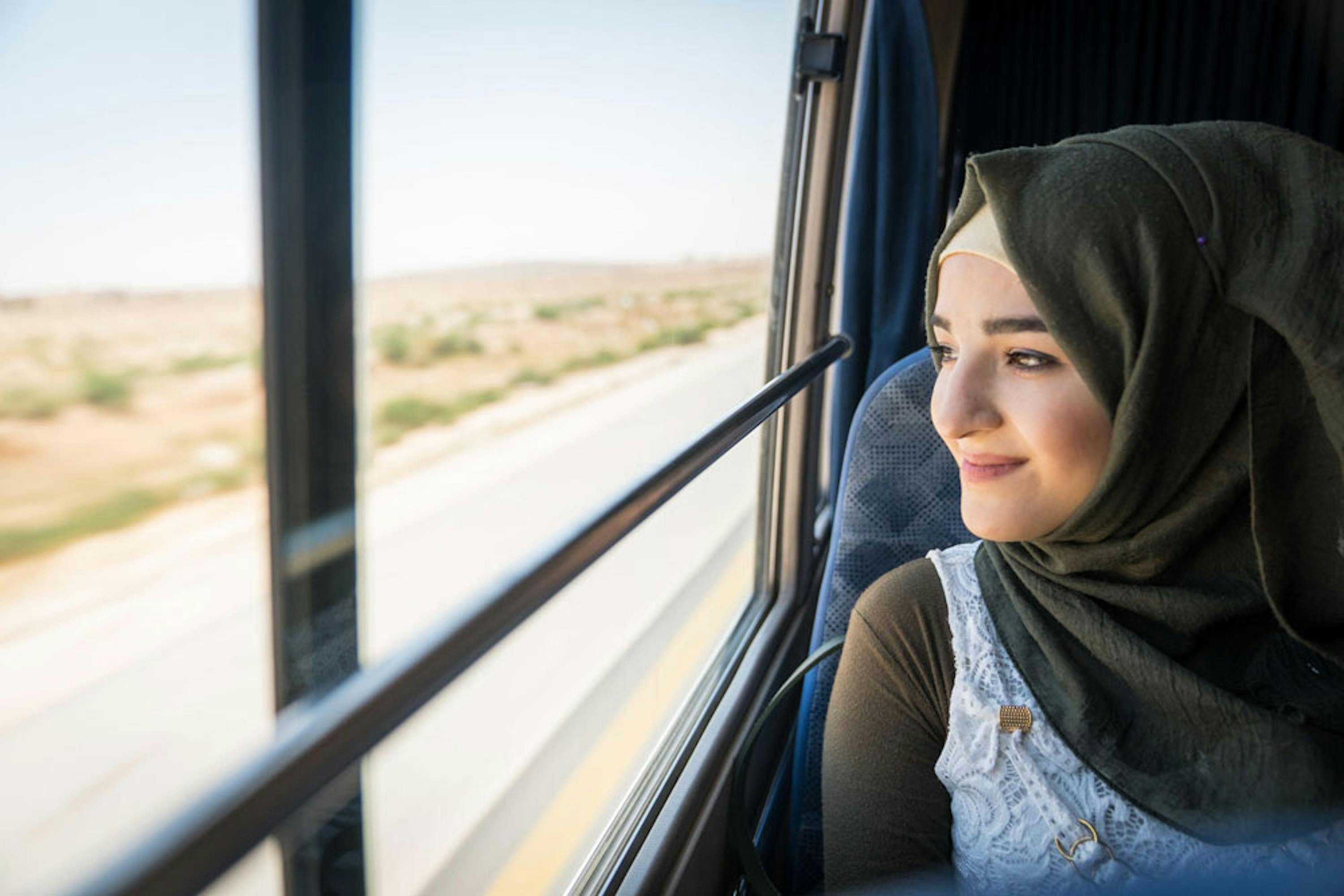 Siba, 18 anni, rifugiata siriana, sul bus che la porta dal campo profughi di Za'atari (Giordania) a un'attività di formazione professionale organizzata dall'UNICEF - ©UNICEF/UN0216407/Herwig