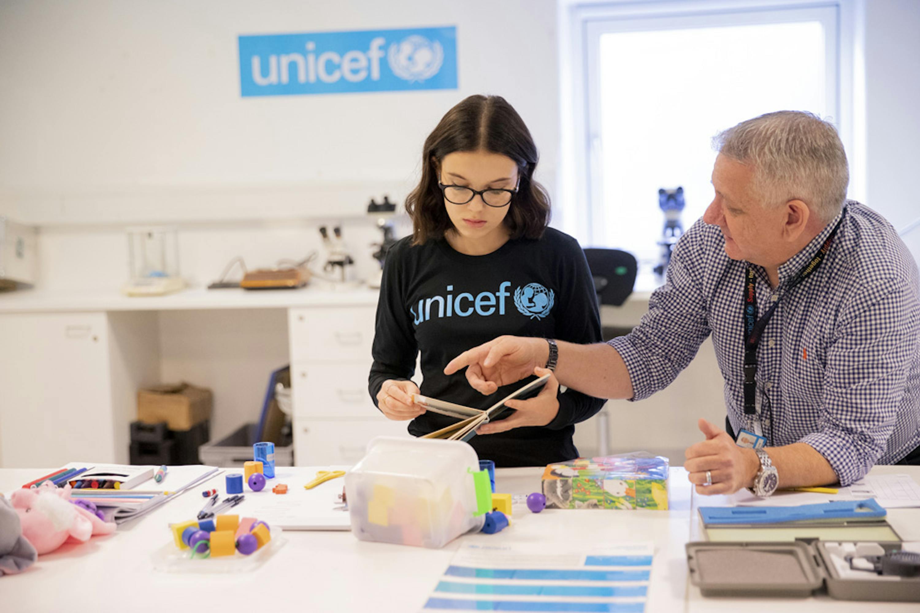 Millie Bobby Brown durante la visita alla UNICEF Supply Division a Copenaghen (Danimarca). Accanto a lei Stuart Turner, responsabile Controllo di qualità del centro logistico - ©UNICEF Supply