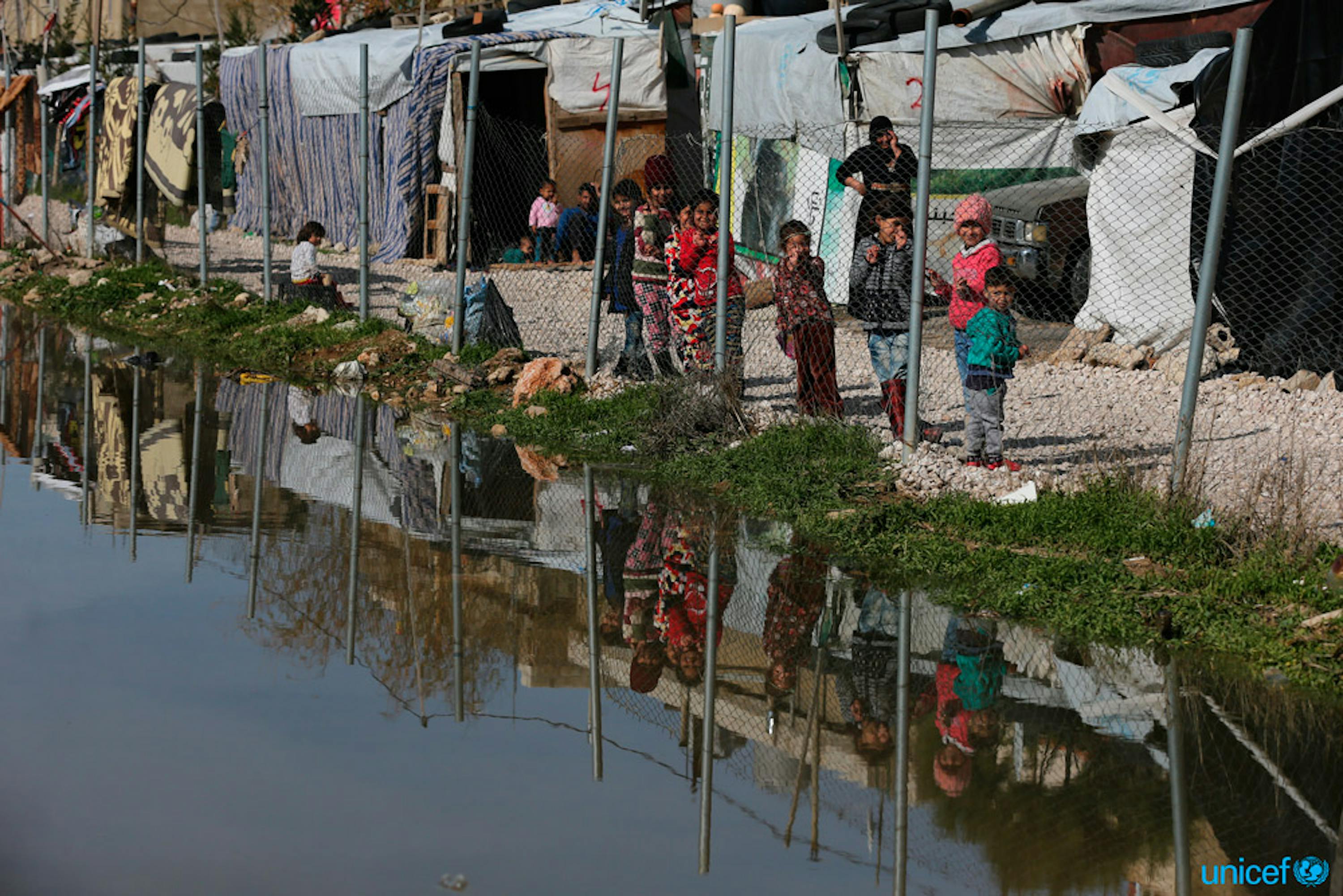 Valle del Bekaa  l Libano orientale, alcuni  bambini siriani in un campo profughi vicino al confine con la Siriahe che è stato colpito da una  tempesta invernale  - © UNICEF/UN0273199/Haidar