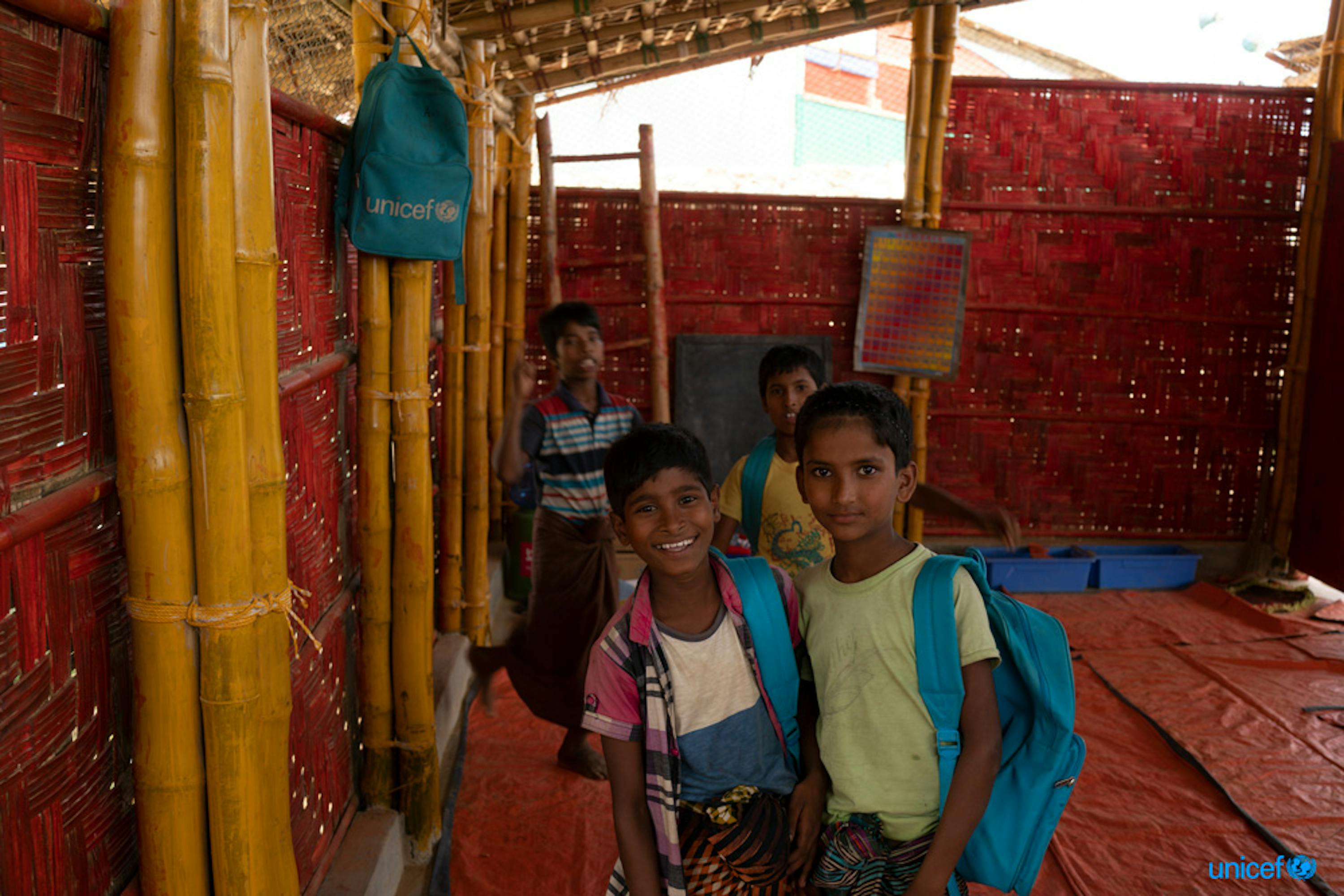 Alcuni bambini rifugiati Rohingya all'interno di un centro per l'apprendimento  realizzato con  materiali resistenti ai monsoni, nel campo di Jamtoli, nel distretto di Cox's Bazar, in Bangladesh - © UNICEF/UN0205115/Sokol