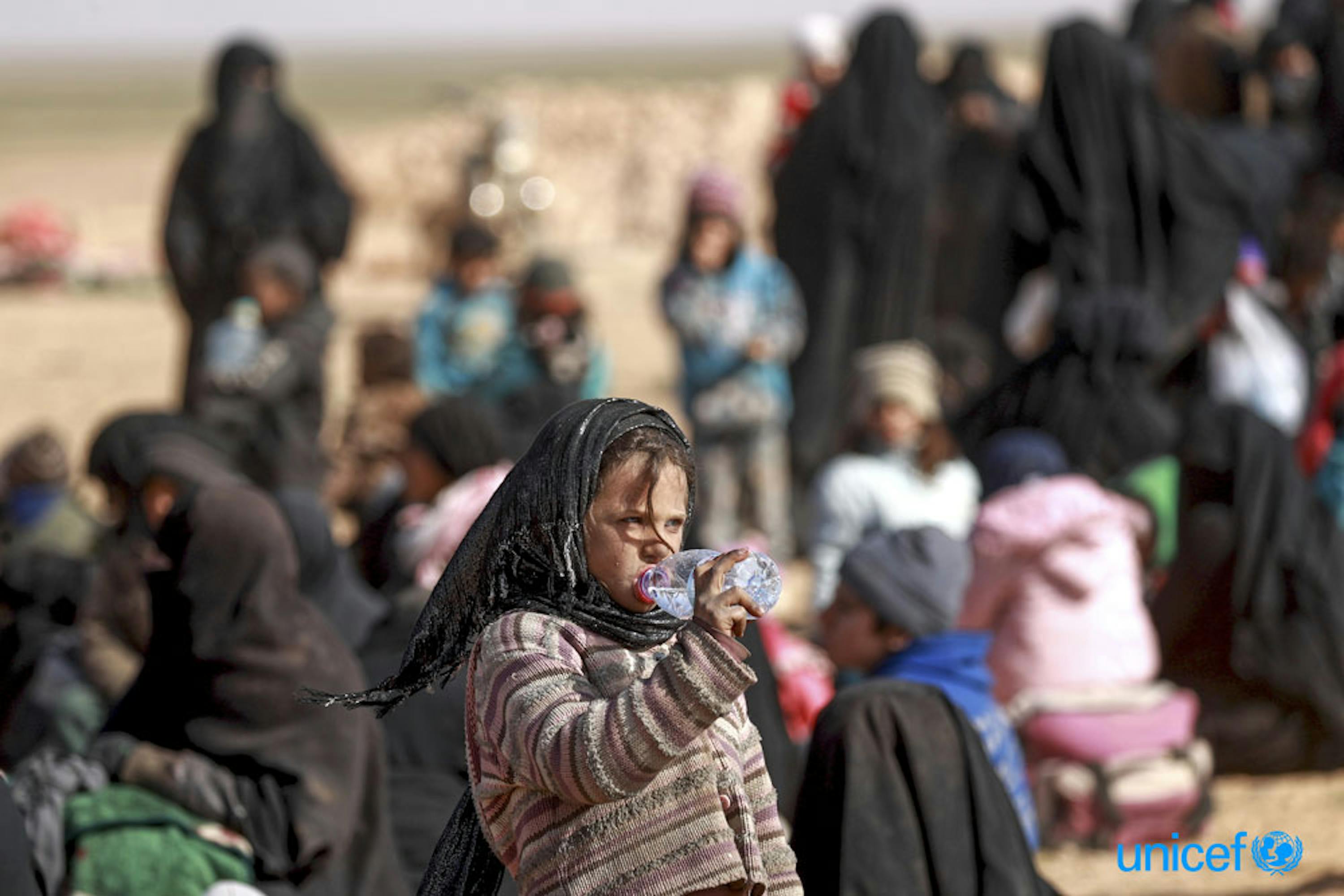 Un gruppo di famiglie con i loro pochi averi nel villaggio di Baghoz, nei pressi di Hajin, prima di affrontare un lungo e durissimo viaggio verso la salvezza, 300 km. a nord - ©UNICEF/UN0277712/Souleiman