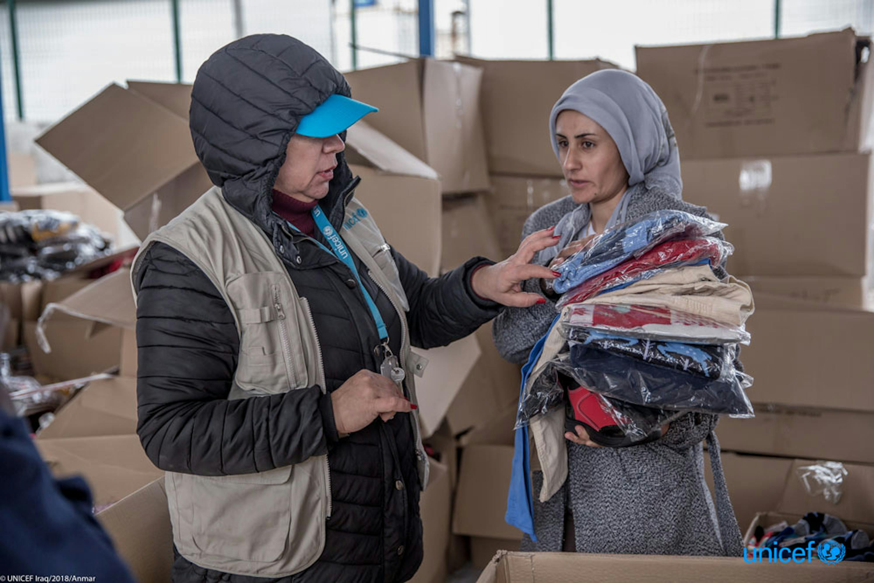 Distribuzione di indumenti invernali in un campo per rifugiati in Iraq - © UNICEF/UN0162503/Anmar