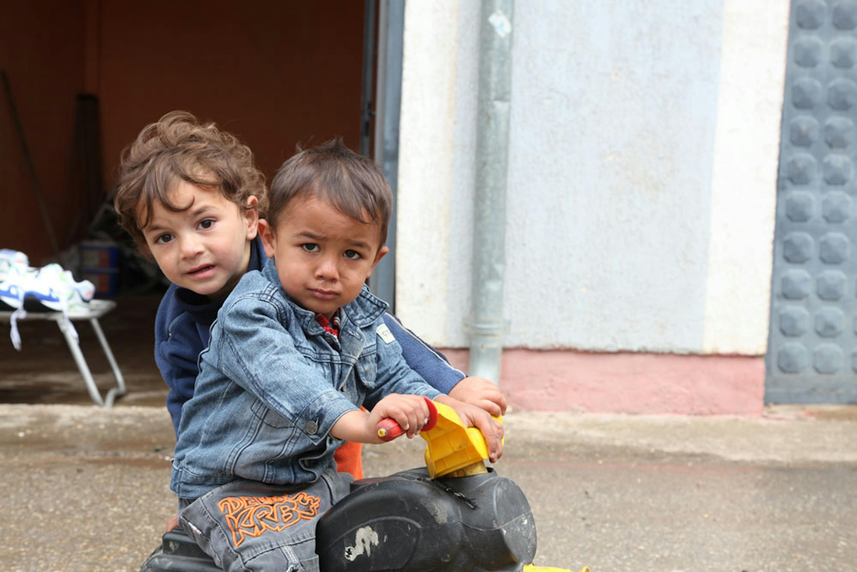 Bambini di etnia Rom a Pristina, capitale del Kosovo - ©UNICEF/UN040812/Pirozzi