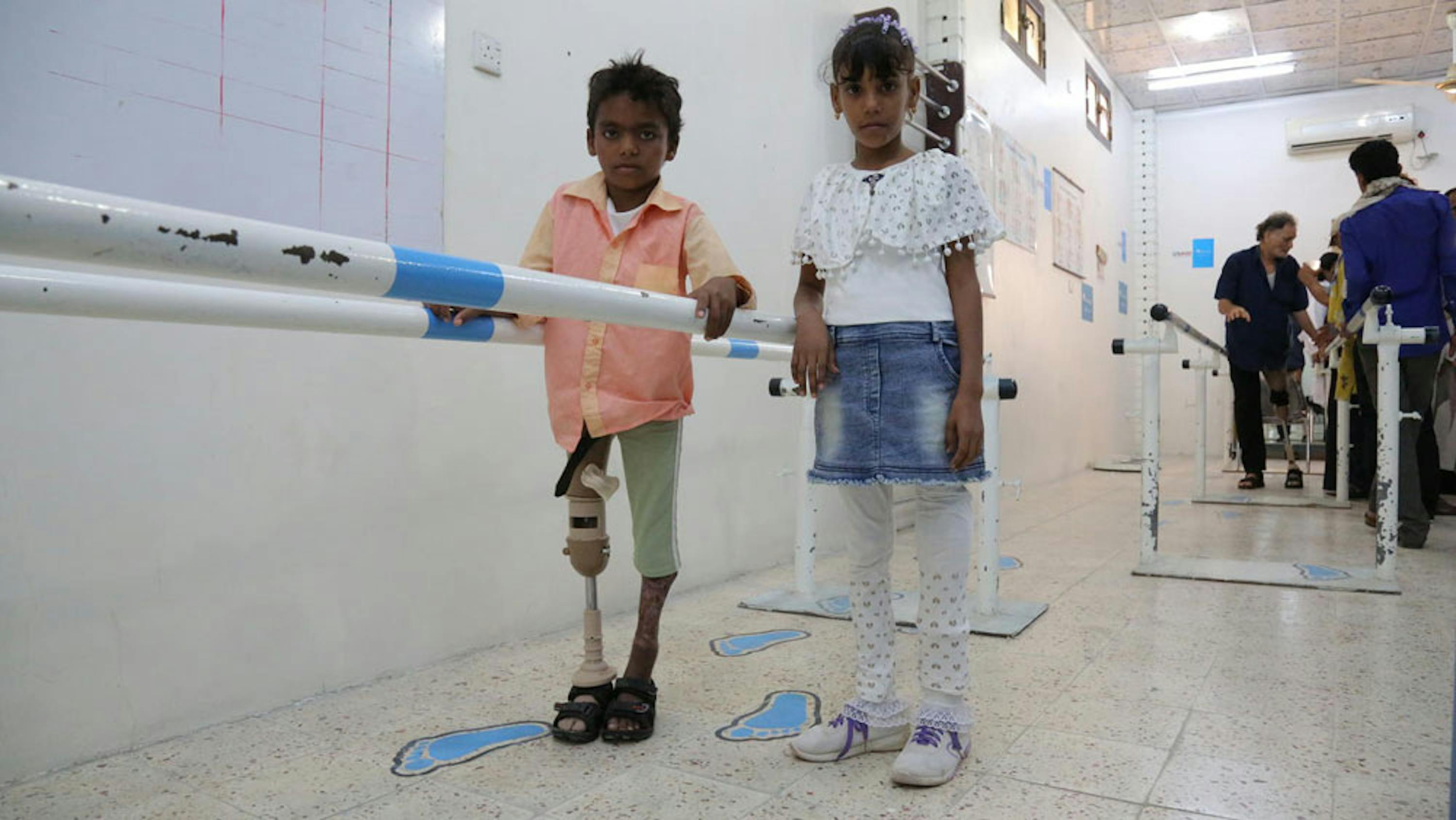 Bambini assistiti presso il Centro per le Protesi e Fisioterapia di Aden (Yemen), struttura finanziata dall'UNICEF. Sono quasi 4.400 i bambini mutilati o feriti in 4 anni di guerra - ©UNICEF/UN0263087/Abdulhaleem