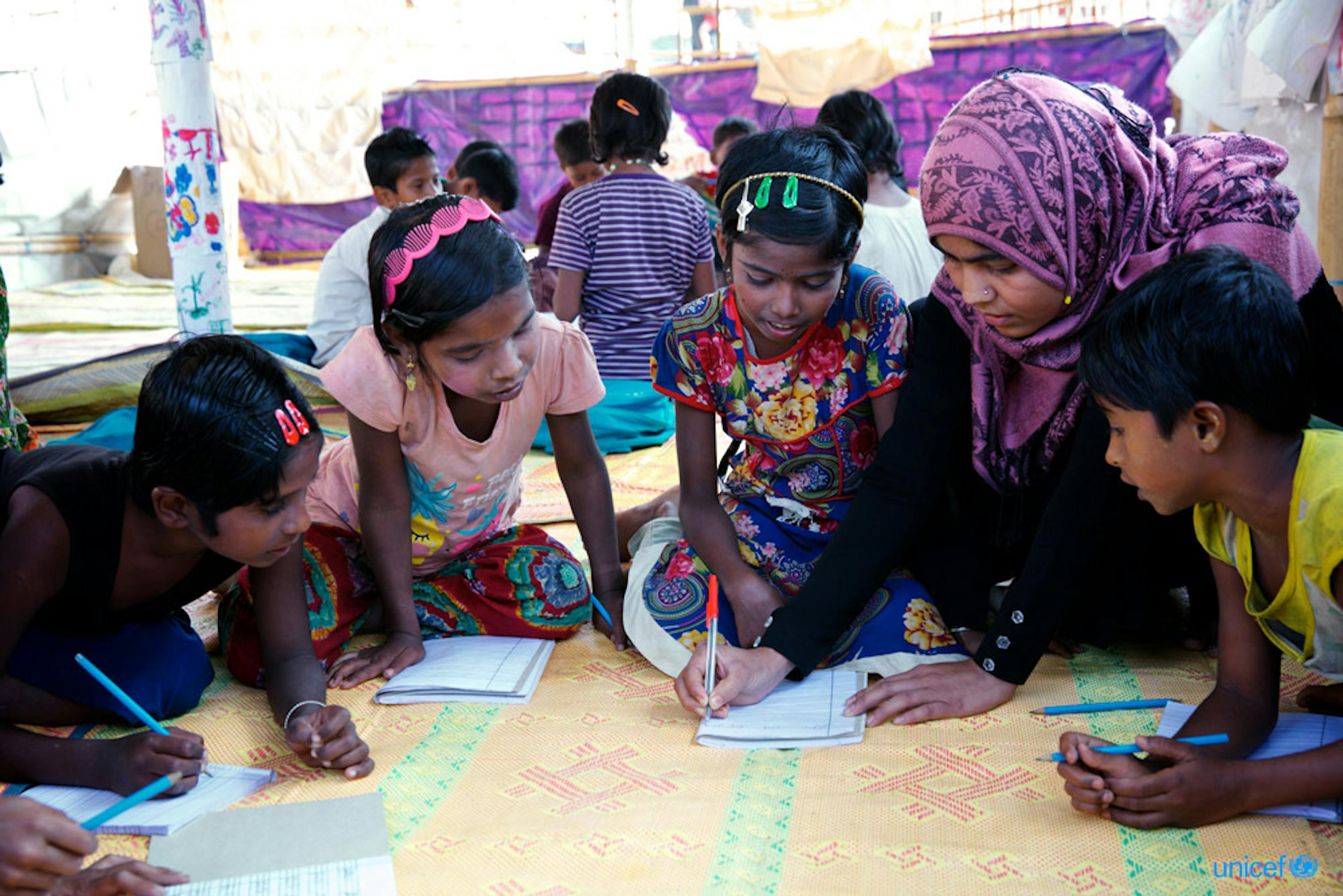 Bangladesh, alcuni bambini rifugiati Rohingya in un centro di apprendimento sostenuto dall'UNICEF nell'insediamento di fortuna di Balukhali a Ukhia, Cox's Bazar © UNICEF/UN0158138/Sujan