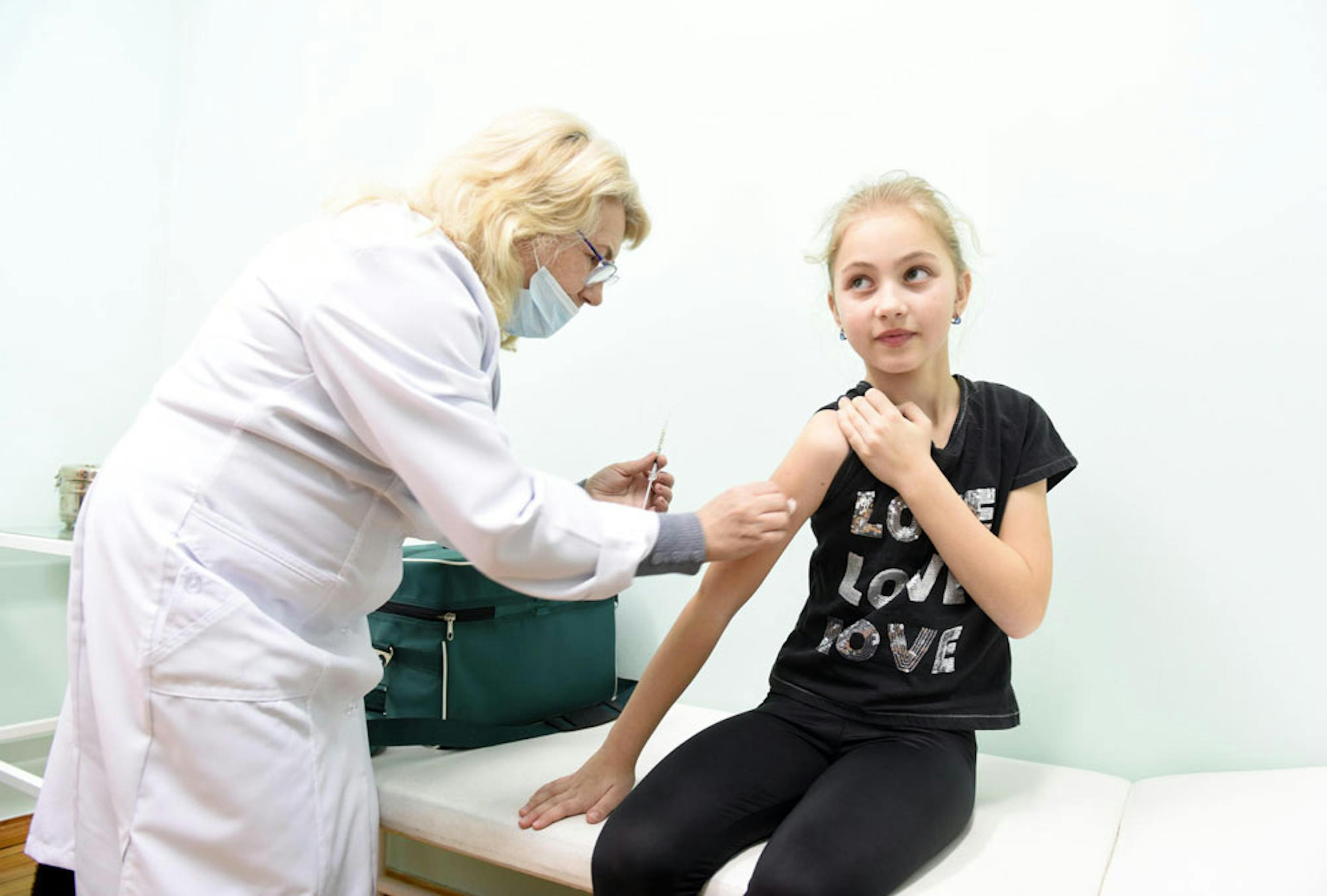 Maryana, 9 anni, riceve la prima vaccinazione contro il morbillo della sua vita nell'ambulatorio della sua scuola, nel villaggio di Lapaivka, Ucraina orientale - ©UNICEF/UN0284080/Dyachyshyn