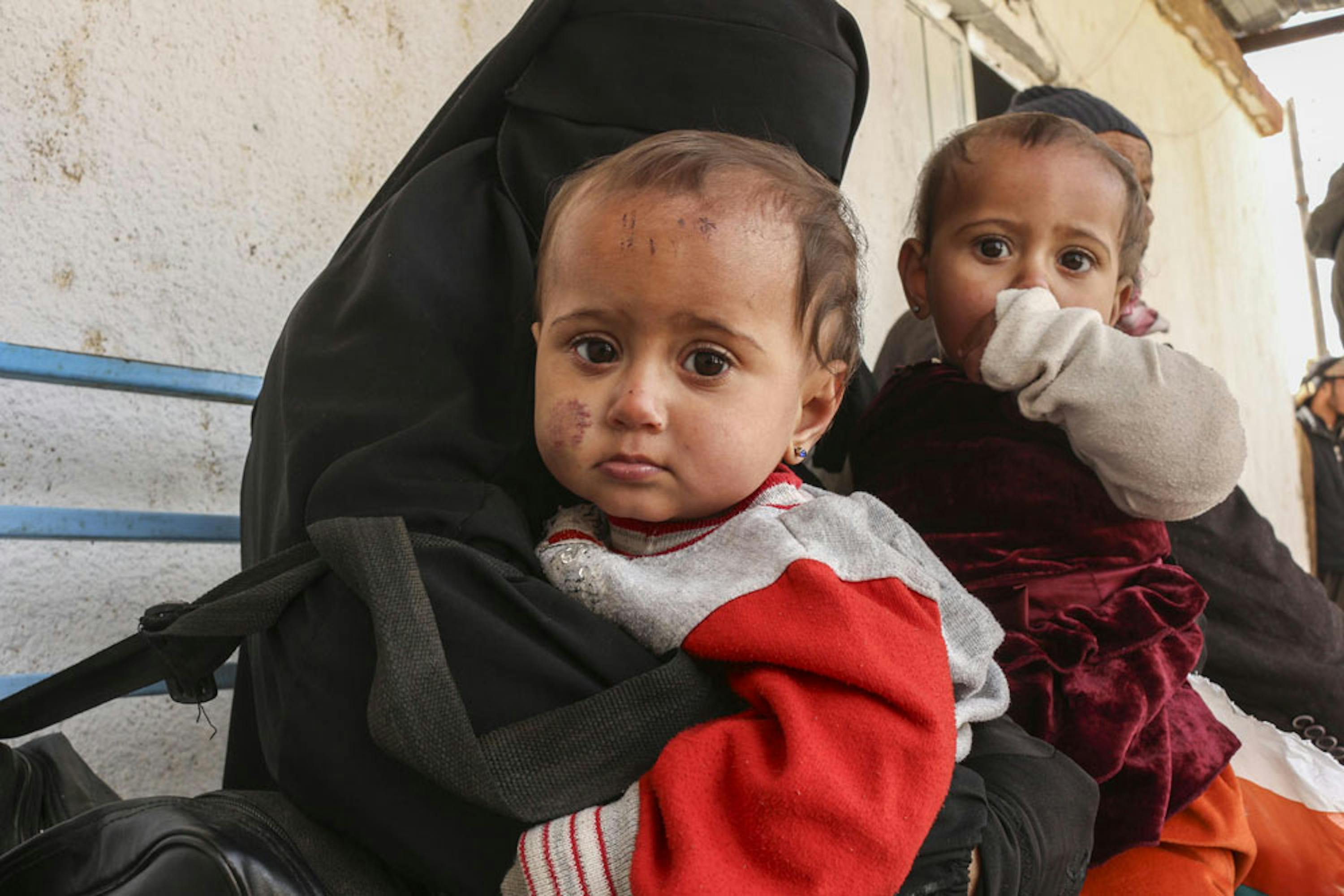 Come migliaia di altri sfollati Halima ha viaggiato a piedi per oltre cento chilometri con Hasnaa e Hawraa, gemelli di 9 mesi, prima di raggiungere il campo di Al-Hol, nel nord-est della Siria - ©UNICEF/UN0284902/Hasen