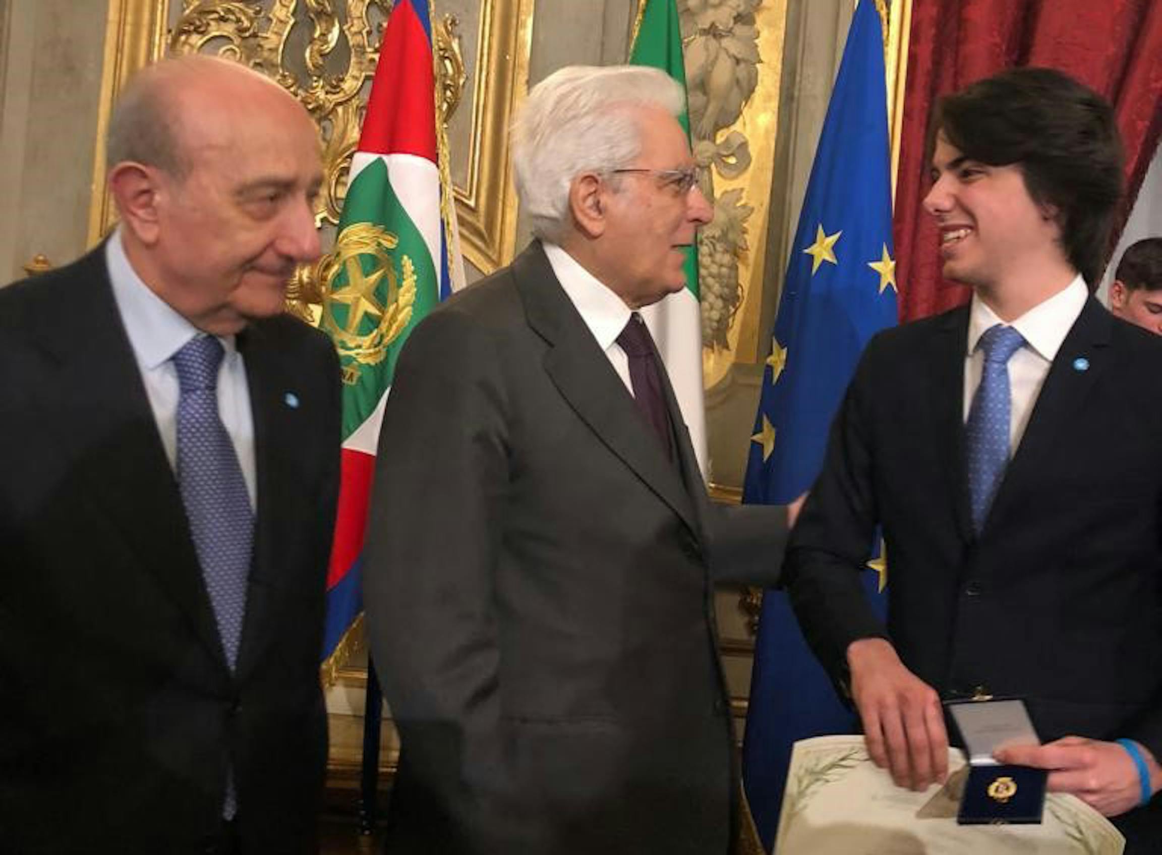 Il presendente dell'UNICEF Francesco Samengo, il president Mattarella e il volontario Jacopo Cavagna durante la consegna dell'attestato d'onore di Alfiere della Repubblica - ©Quirinale 