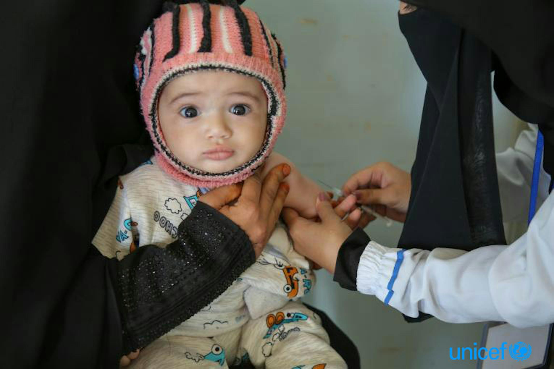 Un bambino vaccinato contro morbillo e rosolia a Sanaa (Yemen) - ©UNICEF/UN0284441/Alaidroos