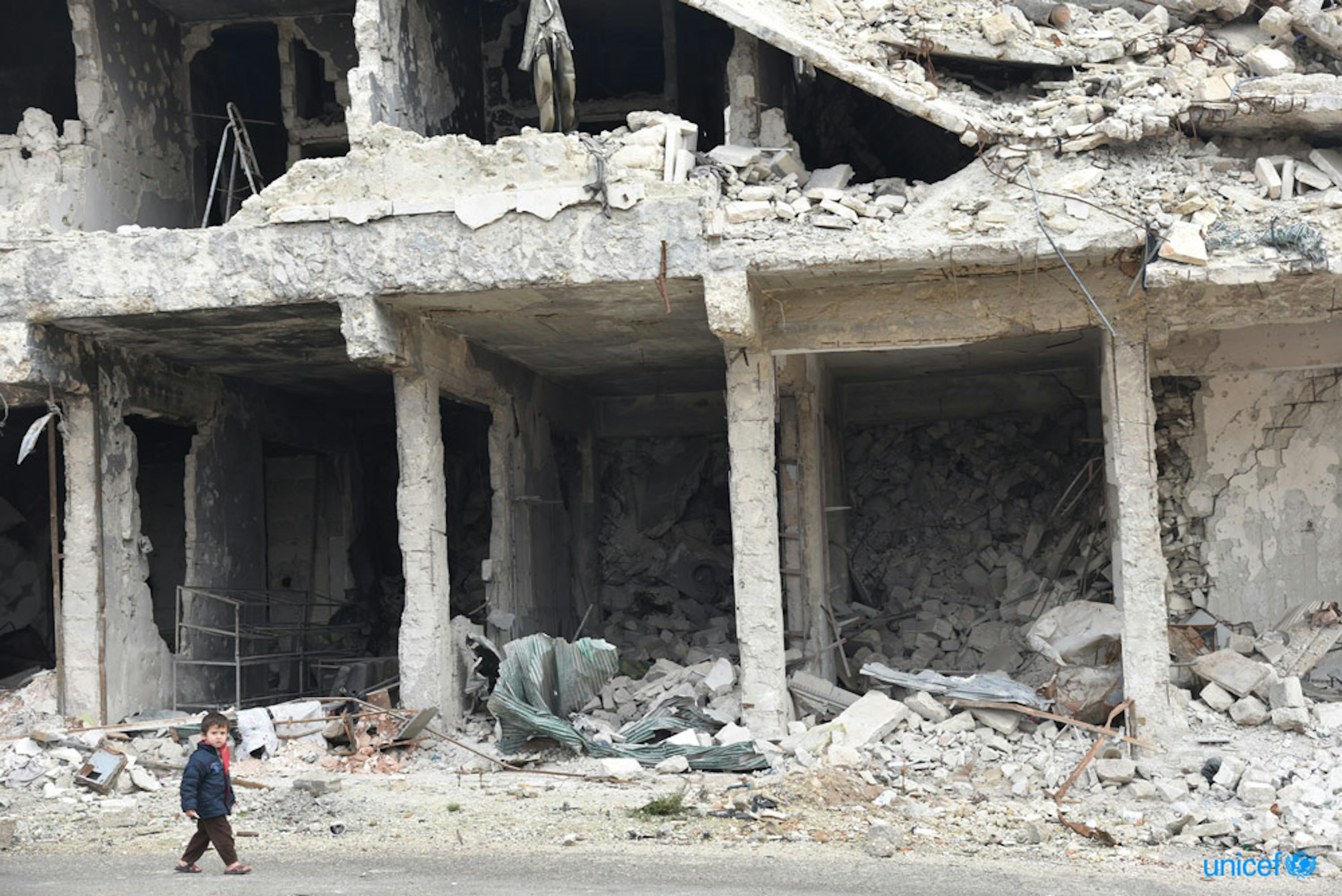 Un bambino cammina tra le rovine di Aleppo © UNICEF/UN0287092/Grove Hermansen