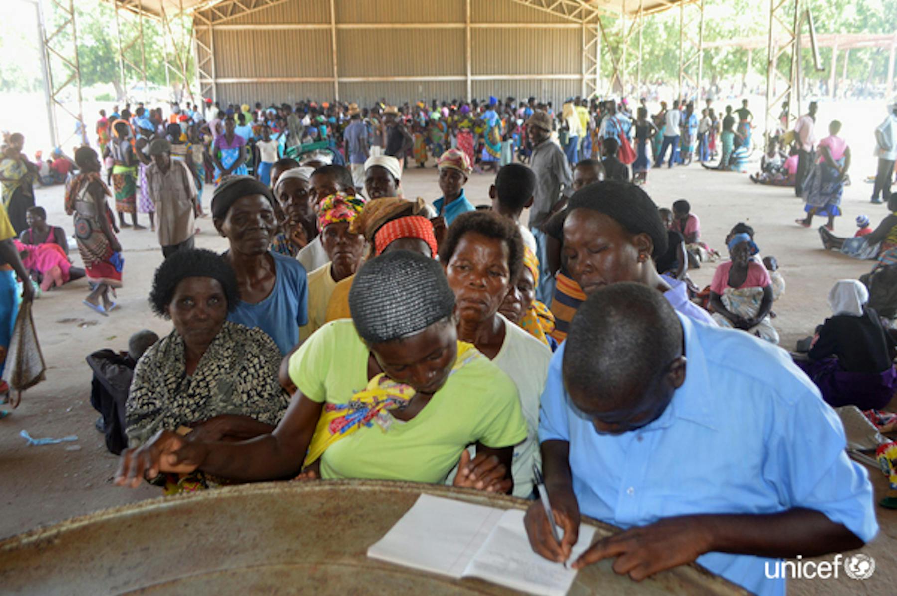 Malawi . Distribuzione dellezanzariere trattate con inzetticida nel campo Bangula Admarc a Nsanje © UNICEF/UN0288667/Phwitiko