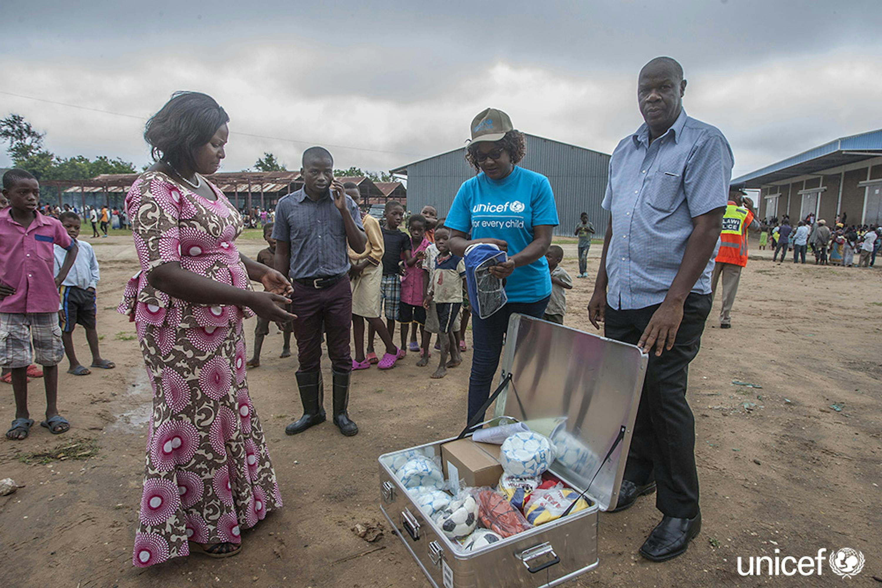 Distribuzione di kit ricreativi ai bambini coinvolti dal ciclone icai  e rifugiati nel campo di Bangula Admarc © UNICEF/UN0289562/Gumulira