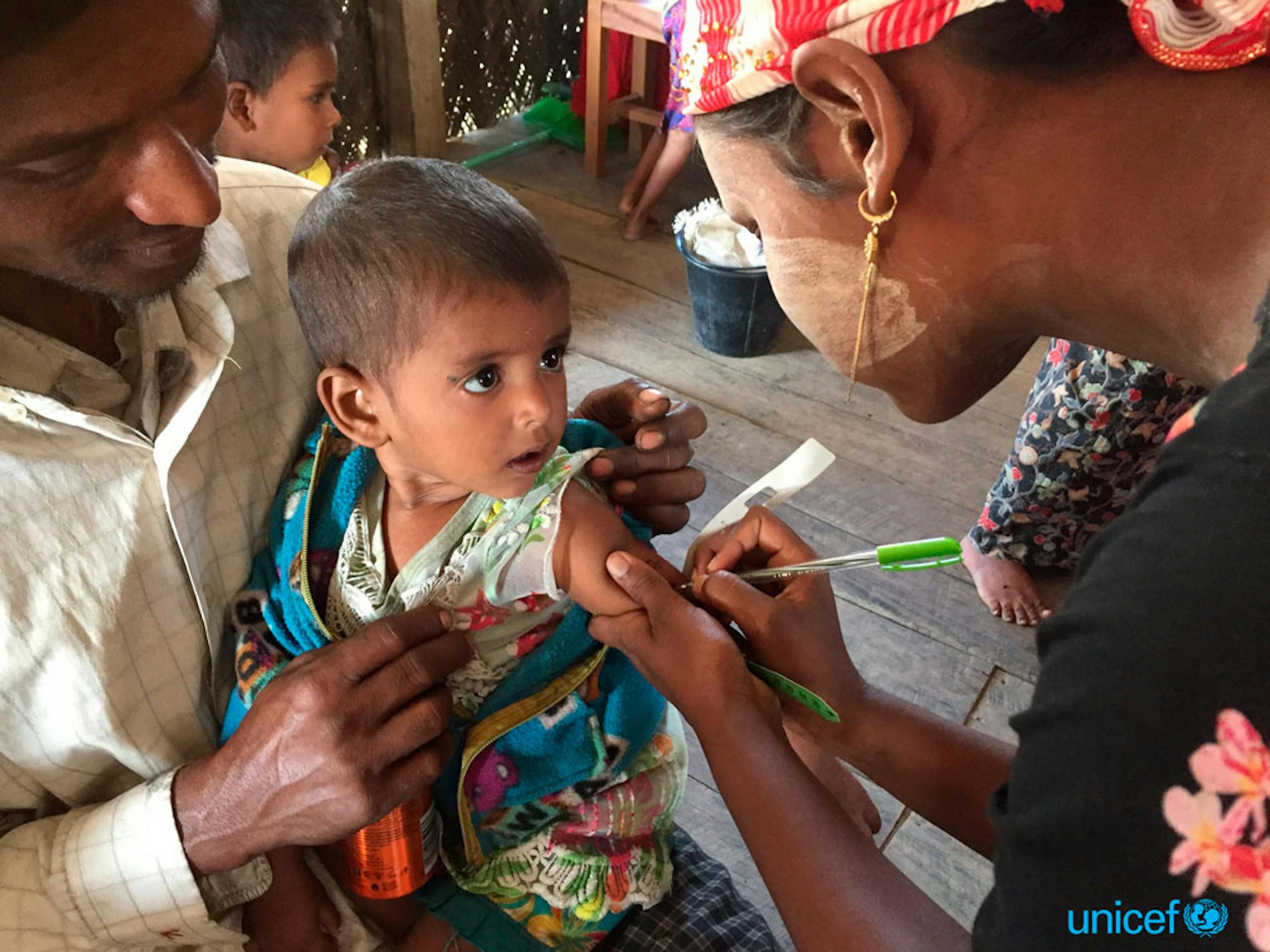 Mamarofik (a destra), 41 anni, ha portato sua figlia di 18 mesi Rajidabibi, in un centro nutrizionale ambulatoriale sostenuto dall'UNICEF nel campo Khaung Doke Khar a Sittwe, nello stato di Rakhine © UNICEF/UN0155427/Mercado