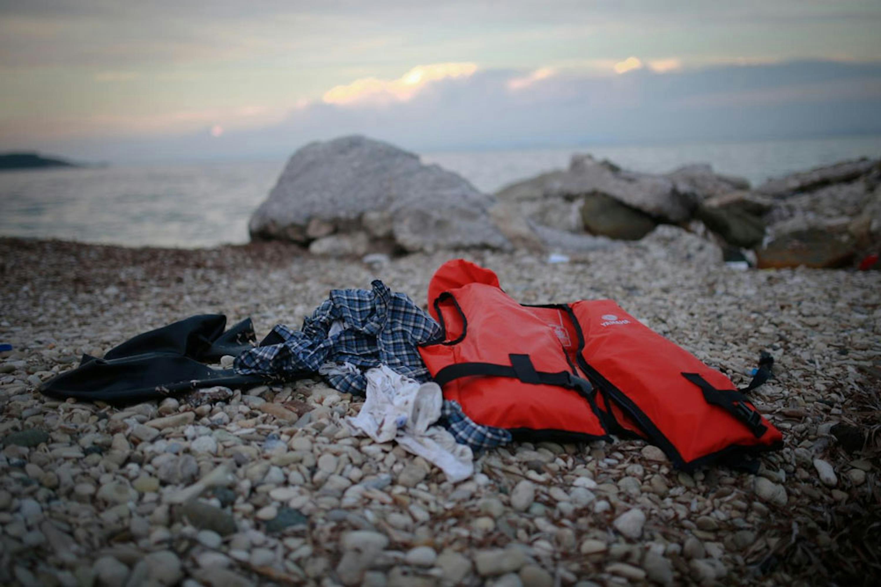 Abiti e un salvagente abbandonati su una spiaggia di Lesbo (Grecia) - ©UNICEF/UNI200266/Nybo