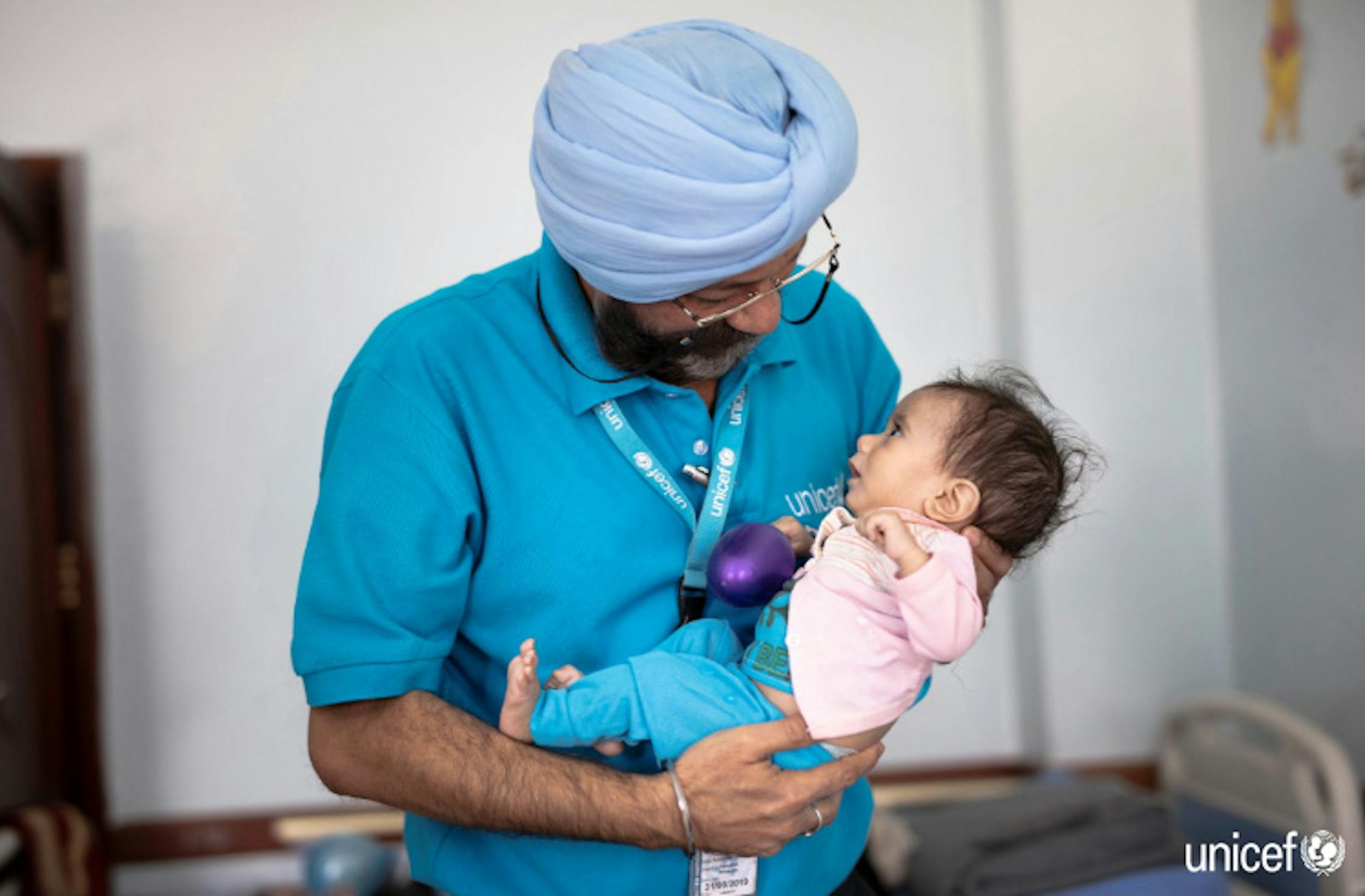 Yemen, un operatore dell'UNICEF con un bambino in braccio - © UNICF/Yemen