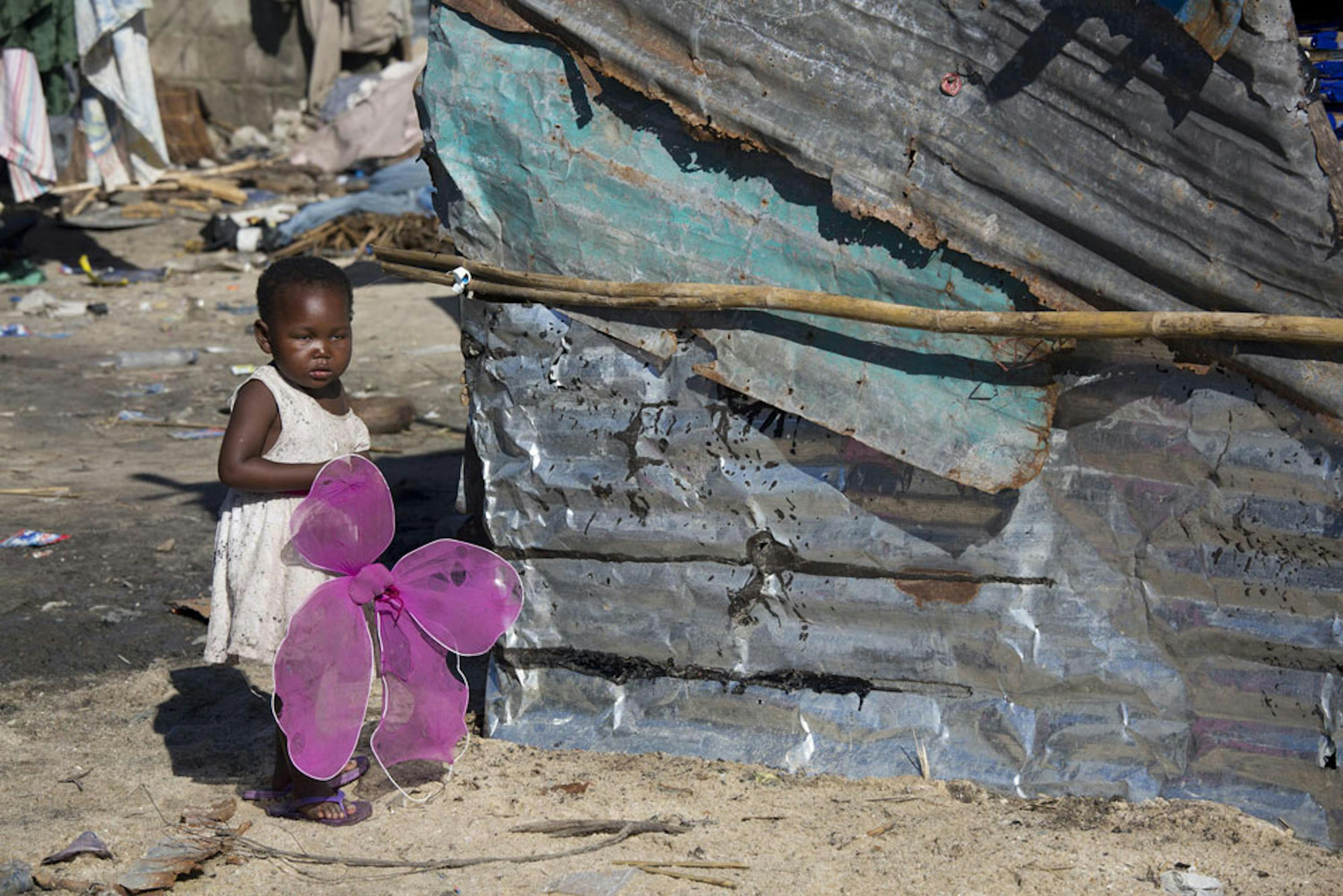 Una bambina in un quartiere di Beira (Mozambico) devastato dal ciclone Idai - ©UNICEF/UN0291851/Prinsloo