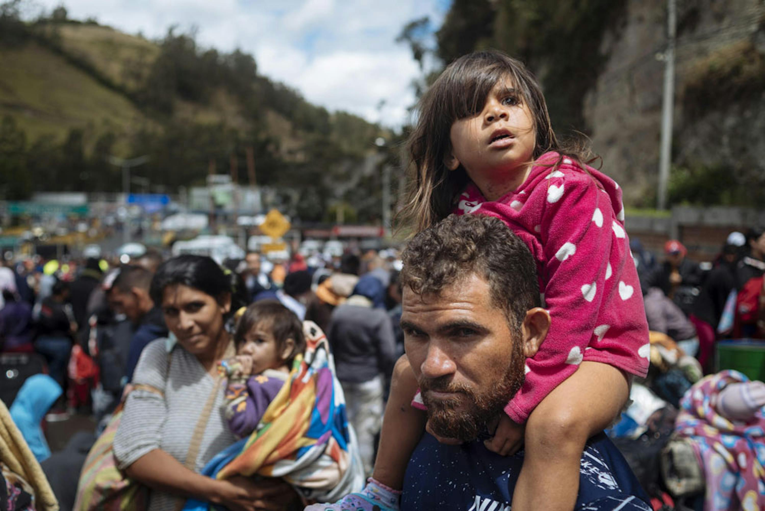 Rumichaca, confine tra Colombia e Ecuador. La piccola Laila (3 anni) sulle spalle di papà José Ramon, pescatore venezuelano in viaggio con la famiglia verso Quito (Ecuador) in cerca di lavoro - ©UNICEF/UN0247721/Arcos
