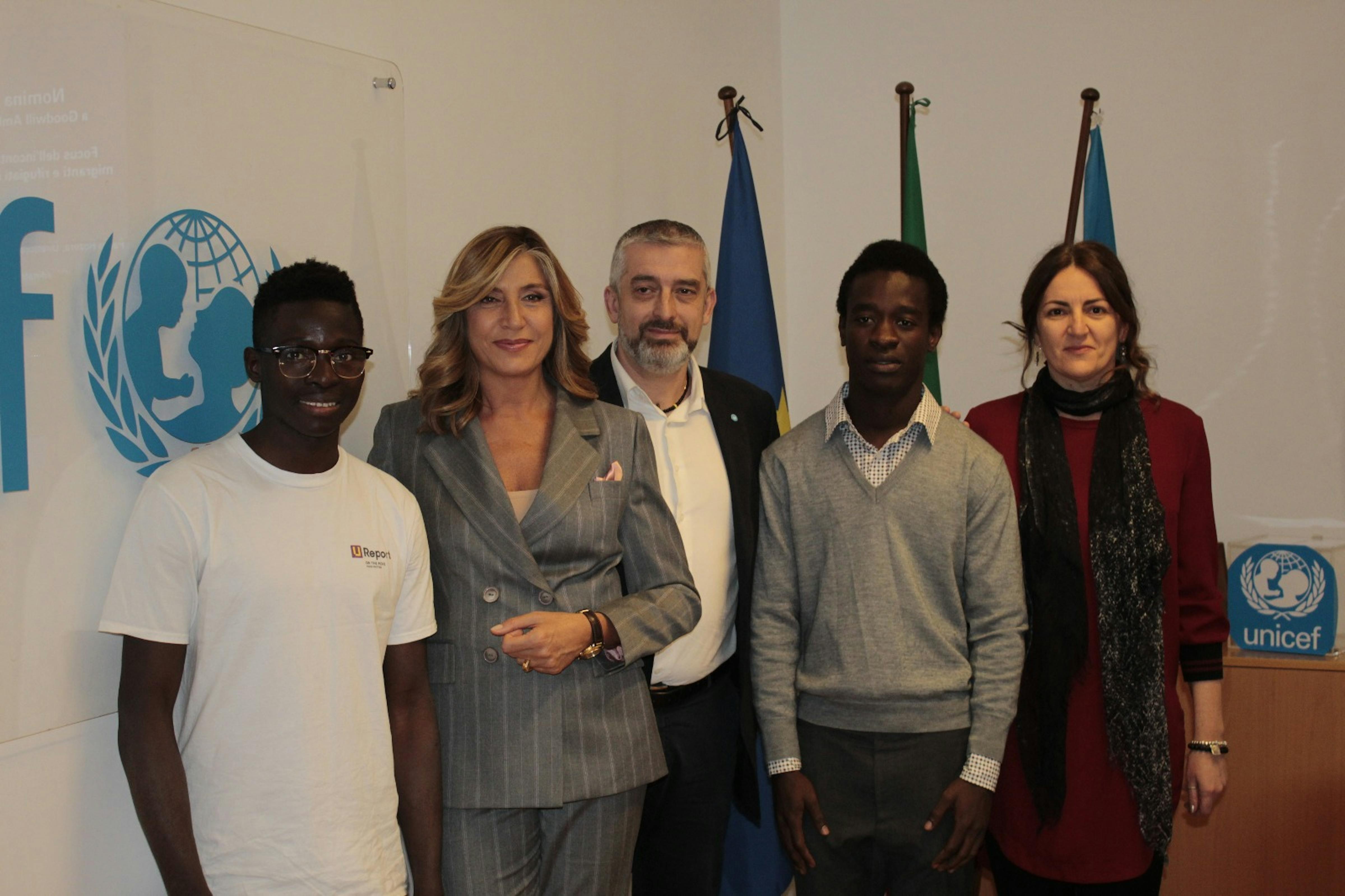 Myrta Merlino con il Direttore UNICEF Paolo Rozera, la coordinatrice del programma UNICEF per i minori migranti in Italia, Anna Riatti, e i due 