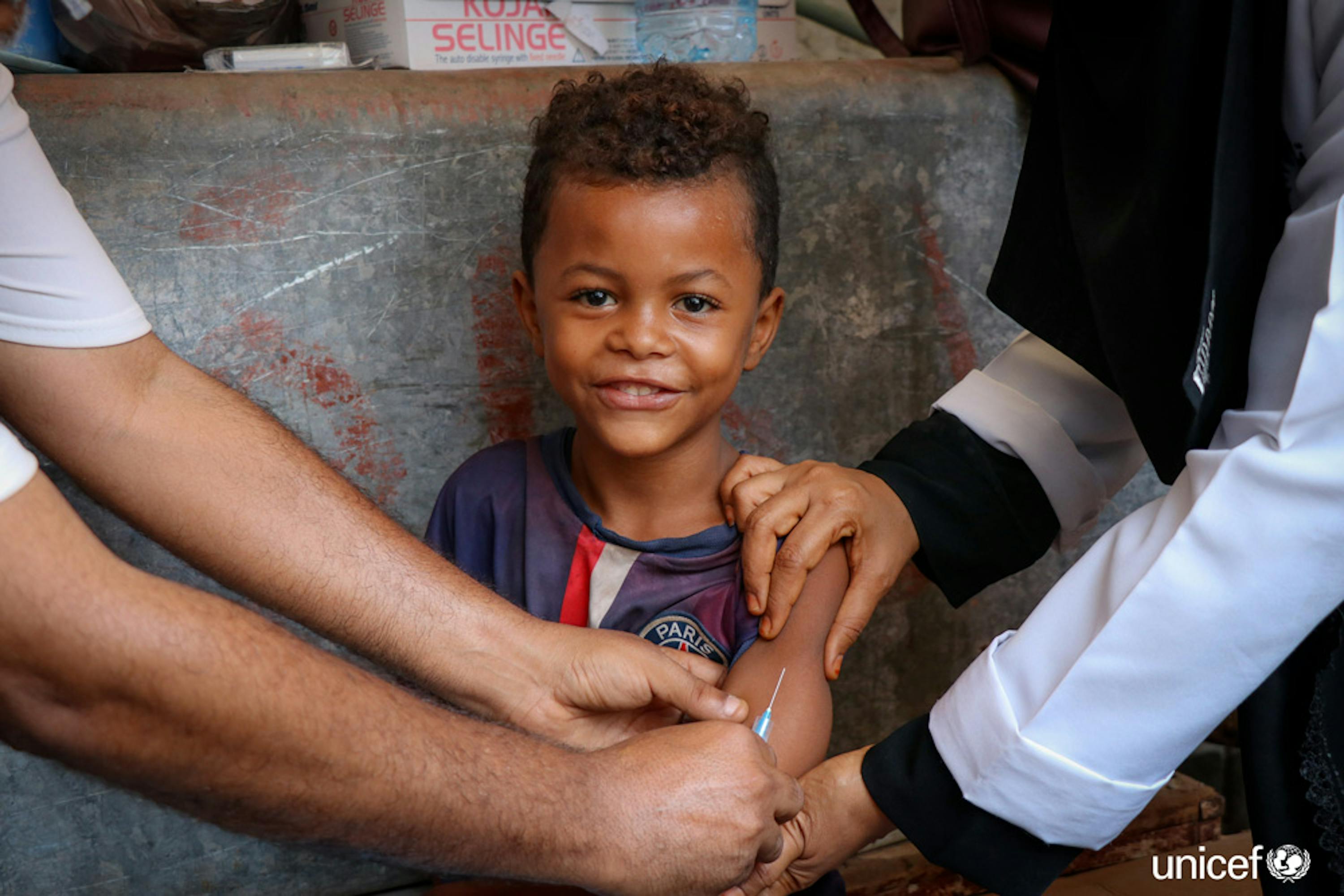 Un bambino di Aden (Yemen) riceve una dose di vaccino contro morbillo e rosolia, due malattie infettive particolarmente contagiose in situazioni di crisi umanitaria - © UNICEF/UN0284427/Fadhel