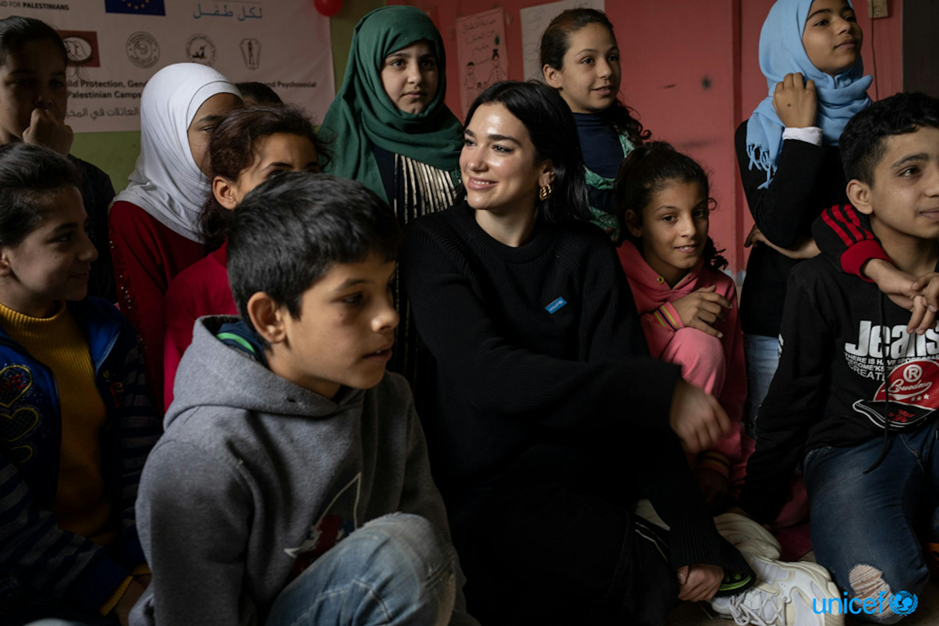 La pop star e testimonial dell'UNICEF Dua Lipa visita i bambini presso l'associazione Najedh, una ONG locale, nel campo palestinese di Bourj el Barajneh a Beirut in Libano - © UNICEF/UN0299626/Modola