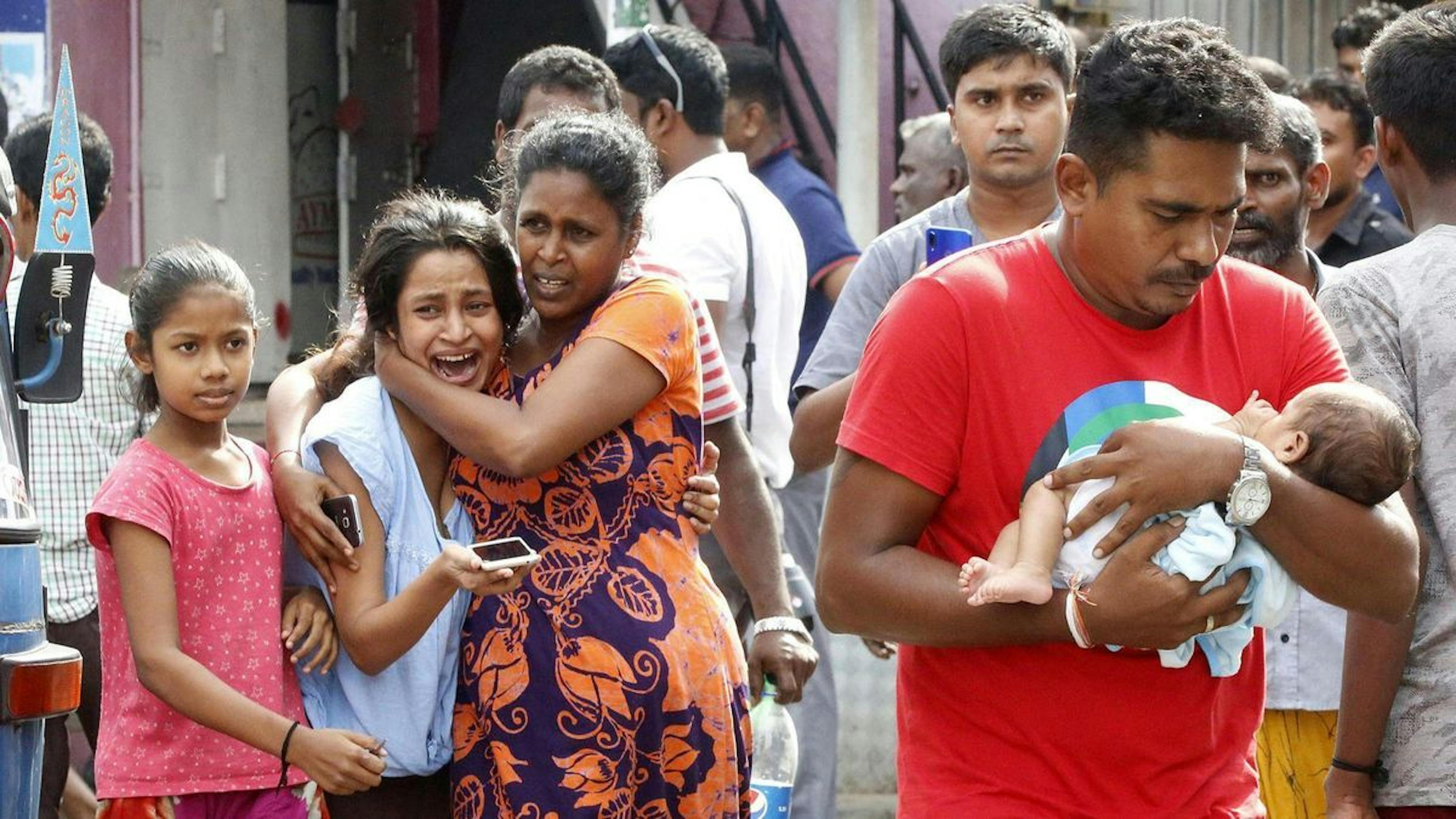 Civili evacuati durante un allarme attentato in una strada di Colombo, capitale dello Sri Lanka - ©M.A. Pushpa Kumara/EPA/REX/Shutterstock