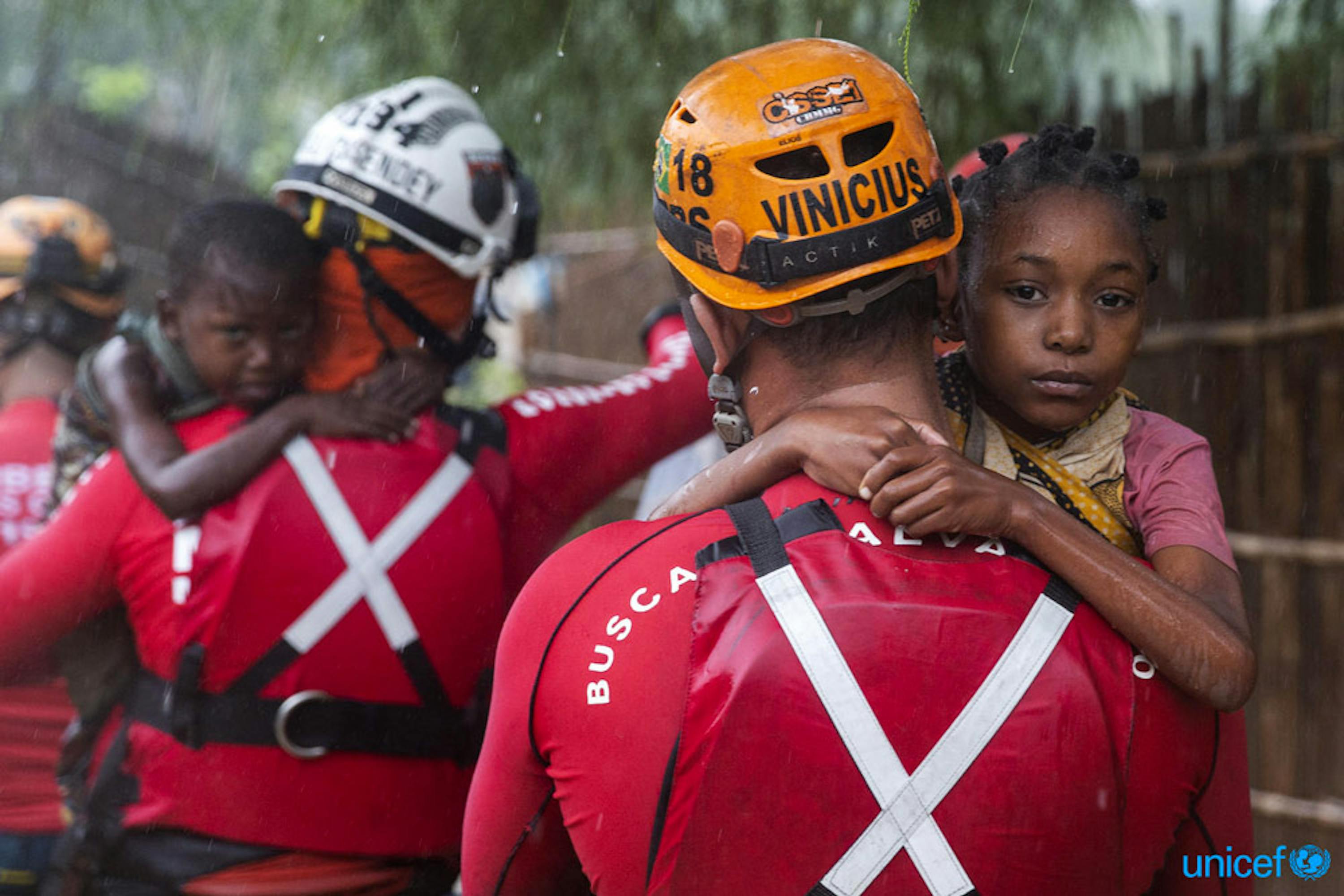 Bambini tratti in salvo da un contingente di soccorritori brasiliani nella città di Pemba (Mozambico), colpita dal ciclone Kenneth - ©UNICEF/UN0306047/De Wet