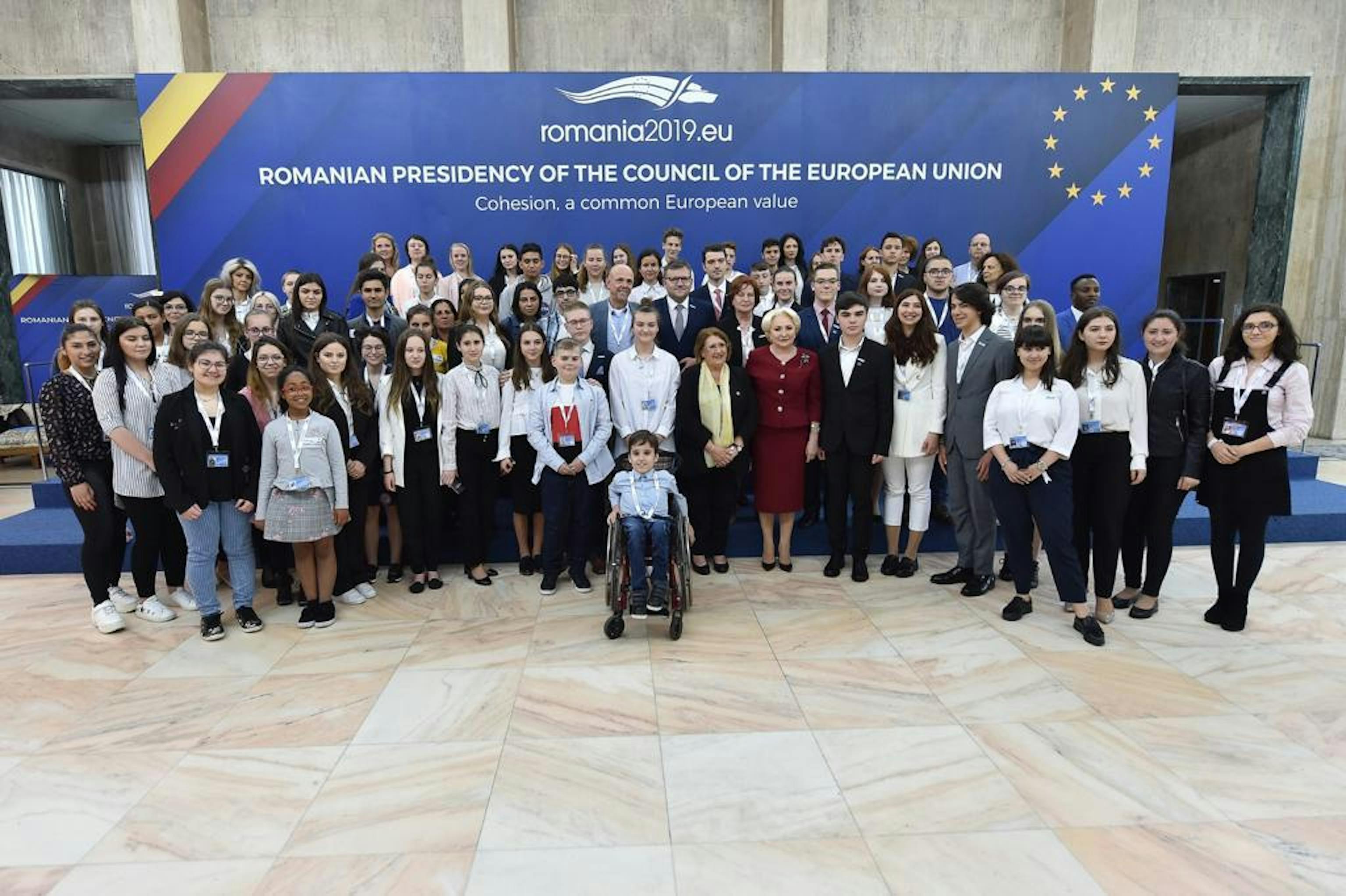 I giovani partecipanti al meeting di Bucarest insieme al premier della Romania Viorica Dancila