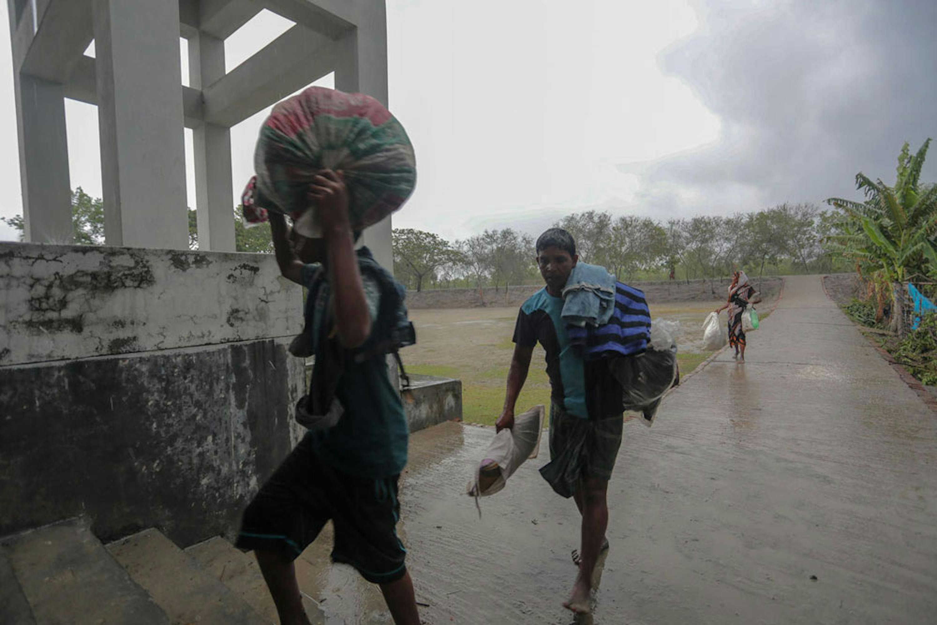 Abitanti del distretto di Satkhira, nel Bangladesh occidentale, in fuga all'approssimarsi del ciclone Fani - ©UNICEF/UN0308571/Tapash Paul