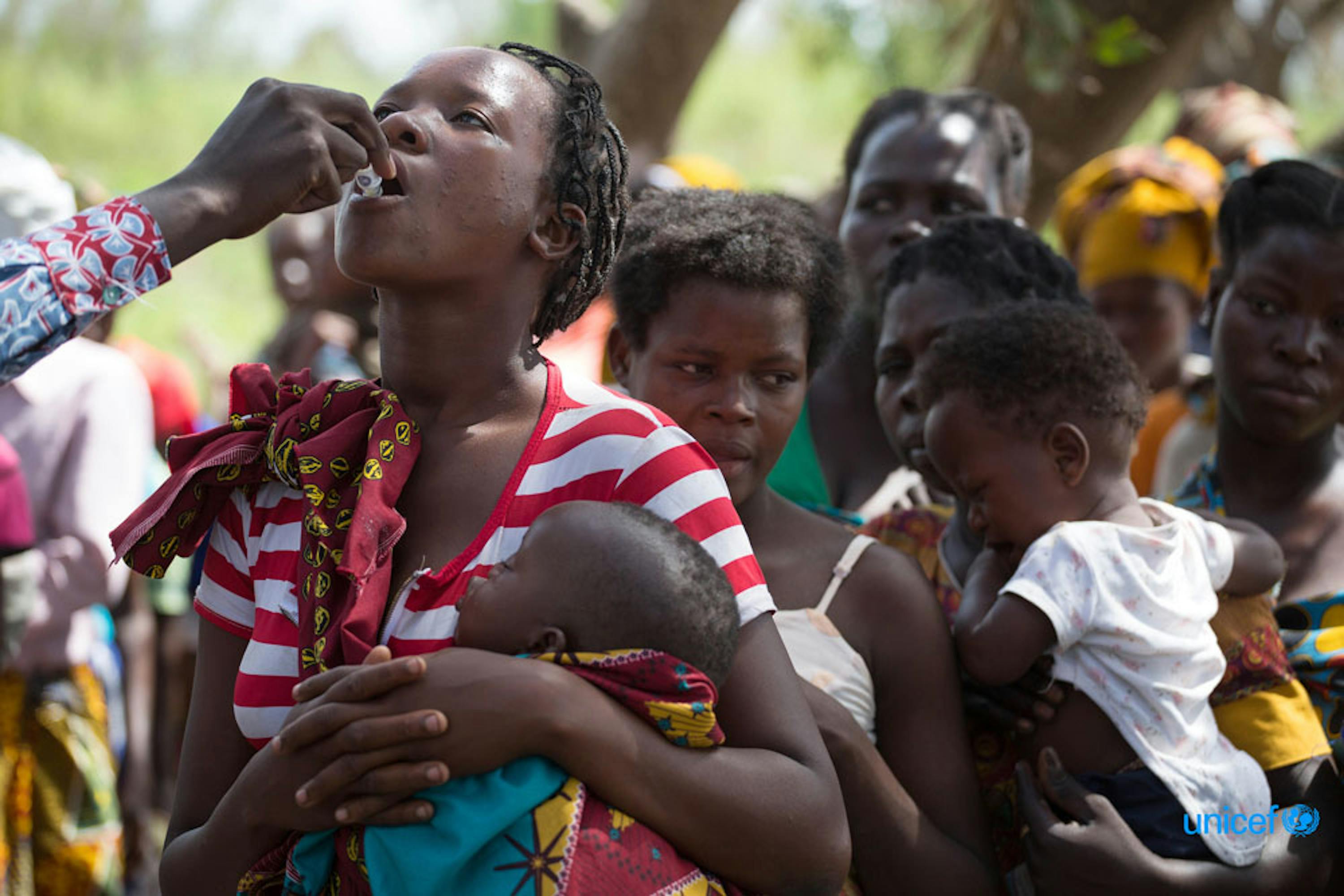 Mozambico, una donna e un bambino ricevono il vaccino per il colera in un centro di accoglienza a Nhamatanda © UNICEF/MOZA2019/James Oatway