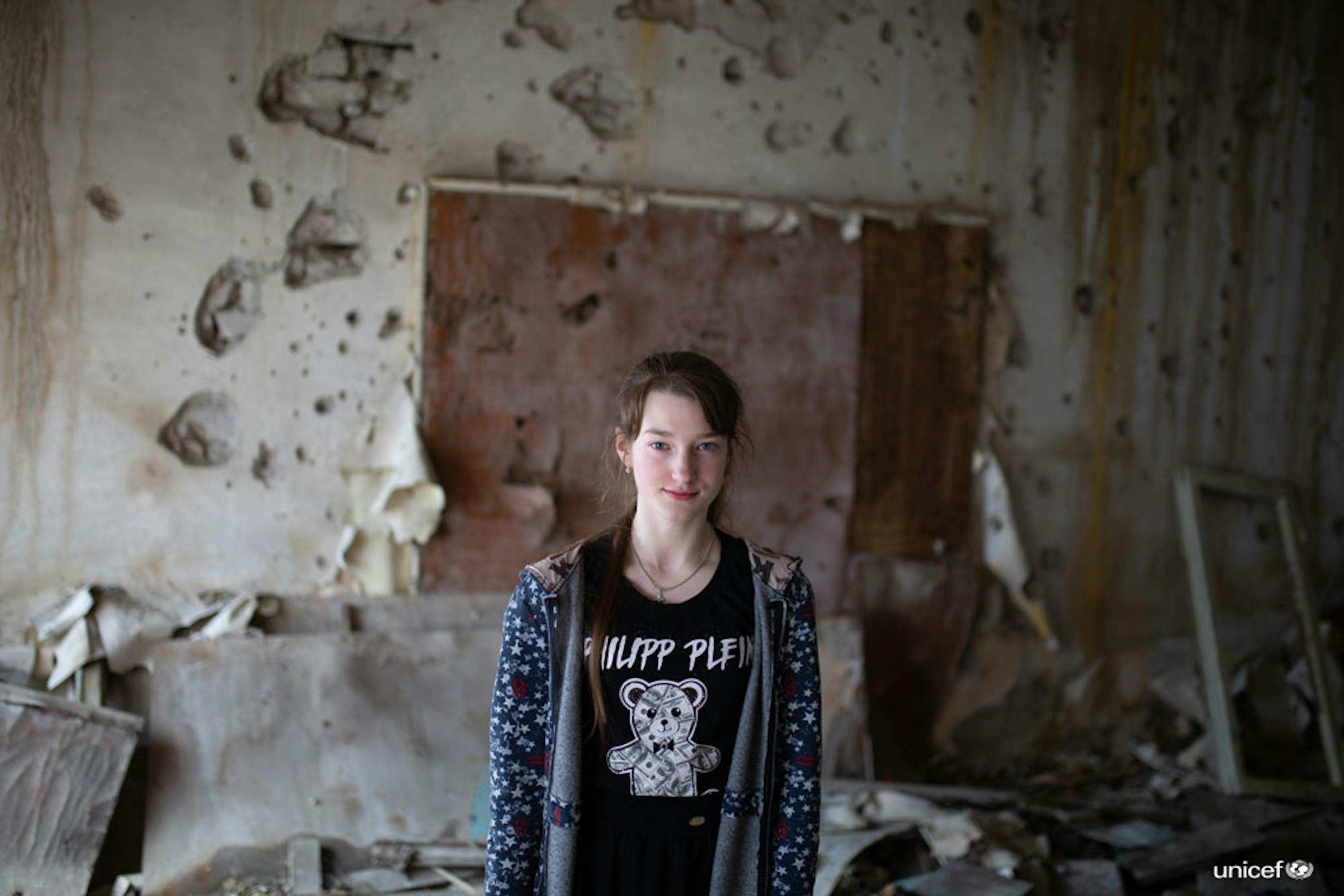 Ucraina - Sonia, una studente di 14 anni nella classe della sua scuola distrutta dalla guerra  - © UNICEF/UN0312564/Filippov