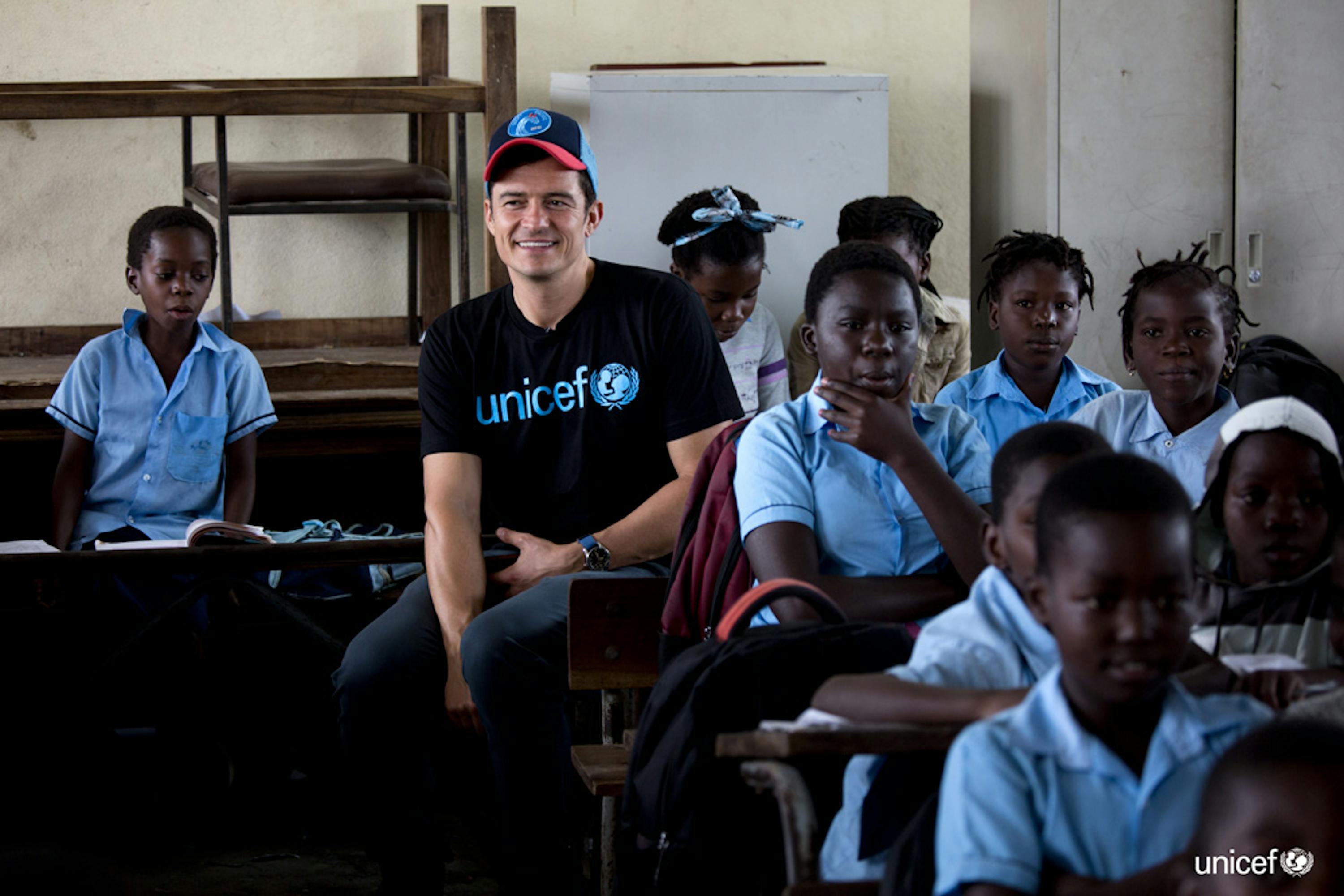 L'Ambasciatore di buona volontà Orlando Bloom incontra gli studenti alla scuola primaria del 12 ottobre. La scuola fu parzialmente distrutta da Cyclone Idai - © UNICEF/UN0316803/Prinsloo