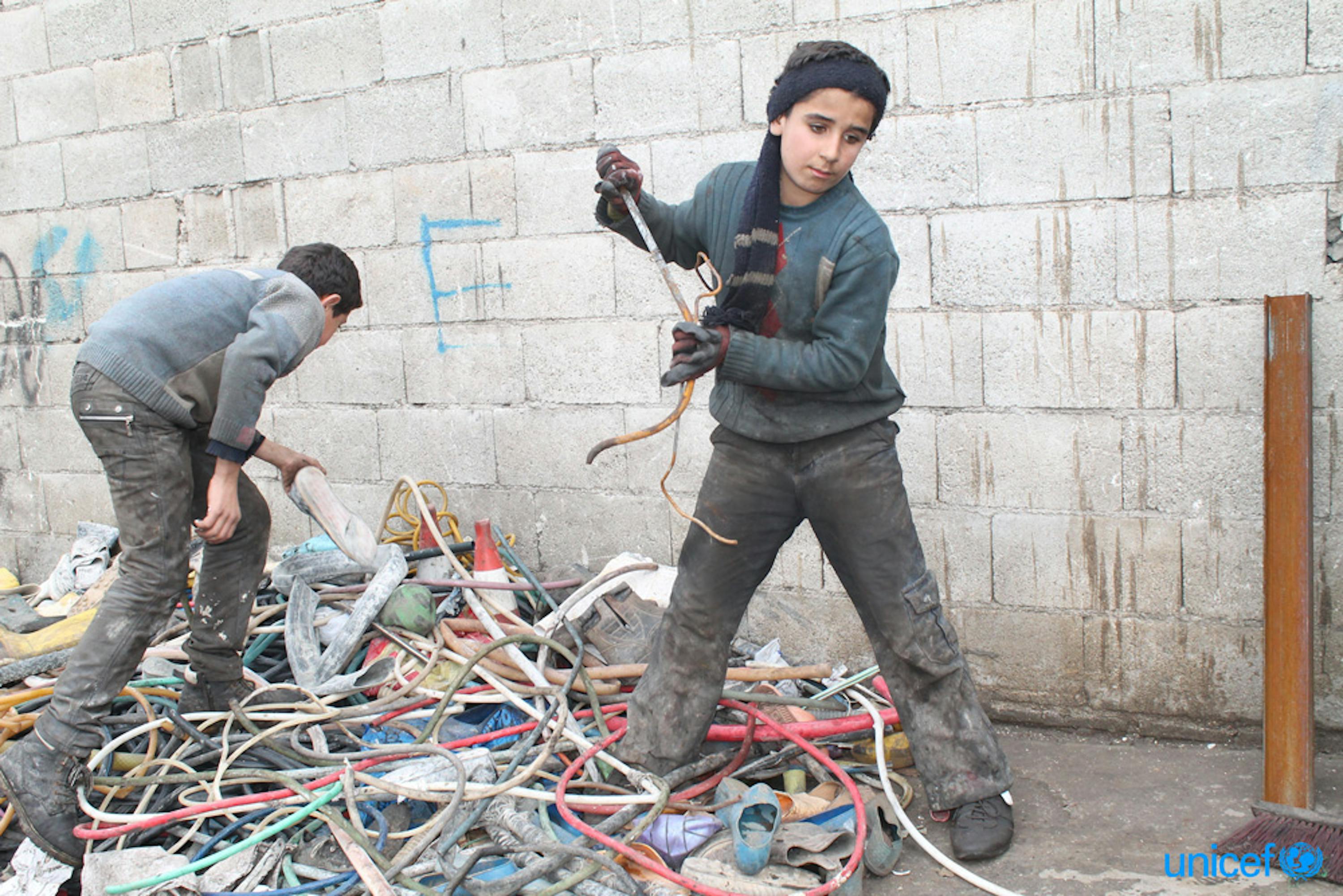 Le osservazioni sul campo e le informazioni disponibili mostrano che i bambini siriani sono coinvolti in alcune delle peggiori forme di lavoro minorile. © UNICEF/UN0154134/Noorani