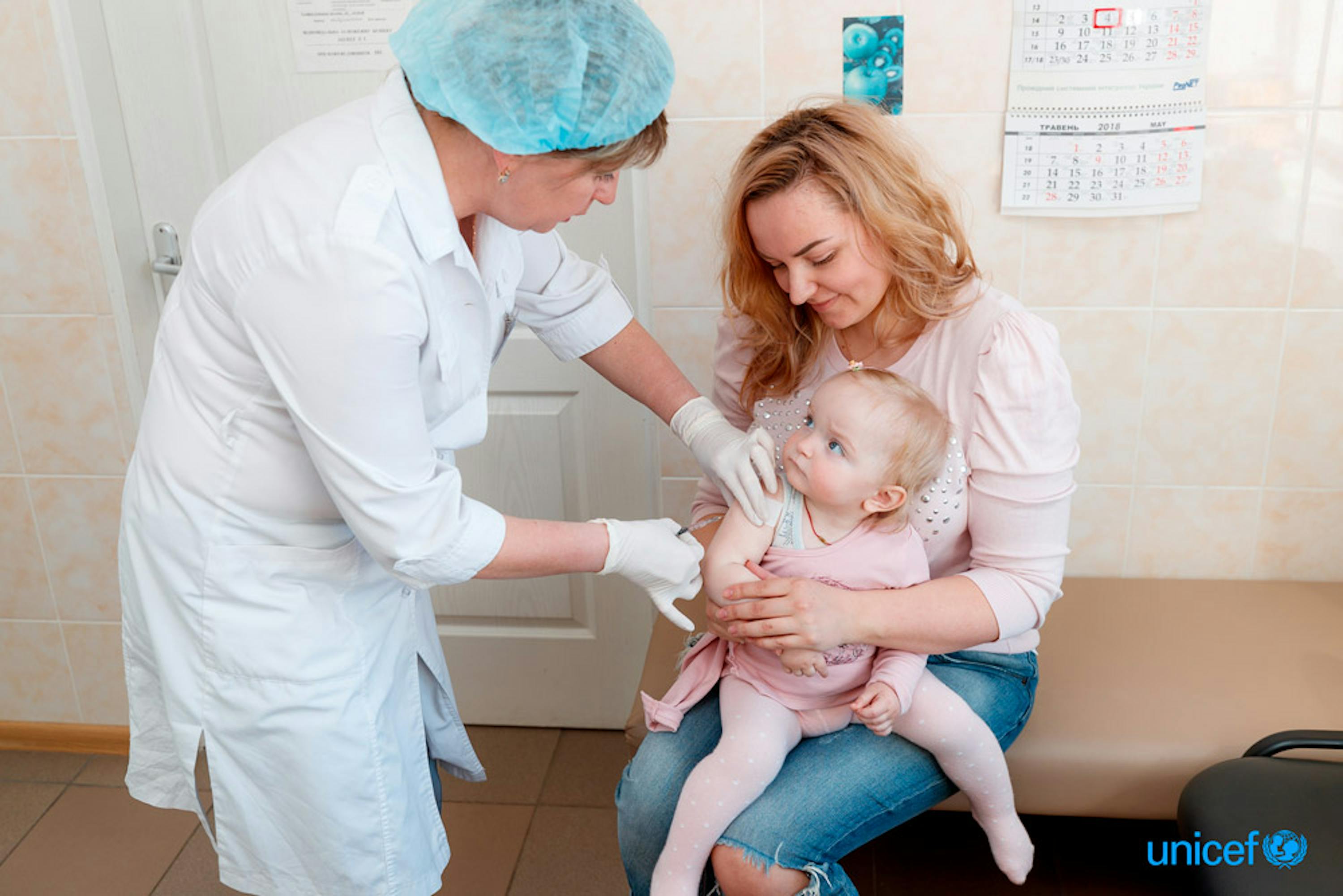 Dana, 15 mesi, riceve la prima dose di trivalente in un ospedale pediatrico di Kiev (Ucraina). Il paese detiene il triste primato di incidenza del morbillo a livello mondiale - ©UNICEF/UN0201055/Krepkih