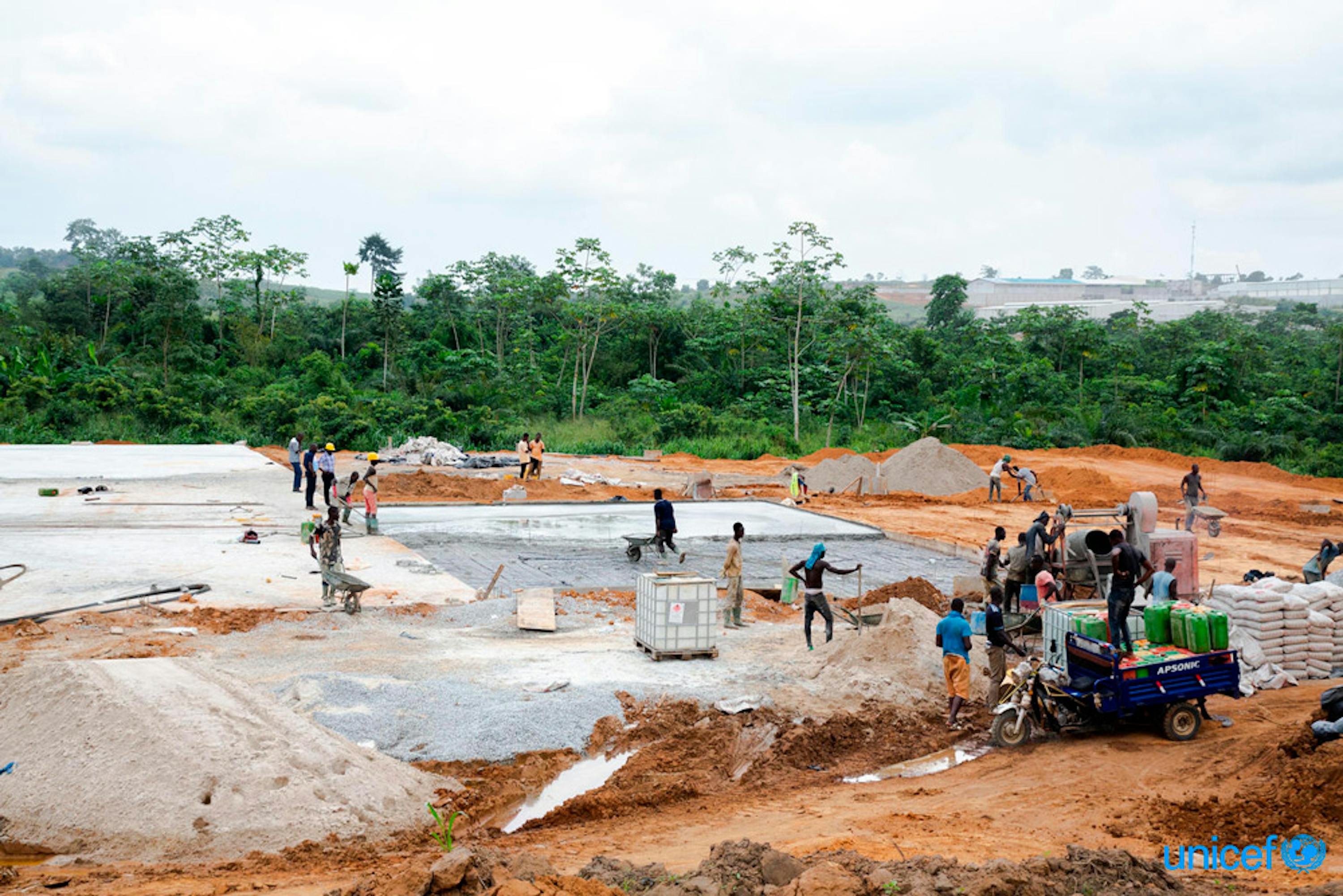 Costruzione della prima fabbrica di mattoni di plastica nell'Africa occidentale a Youpougon, un sobborgo di Abidjan, la capitale della Costa d'Avorio © UNICEF/UN0331050/Diarassouba