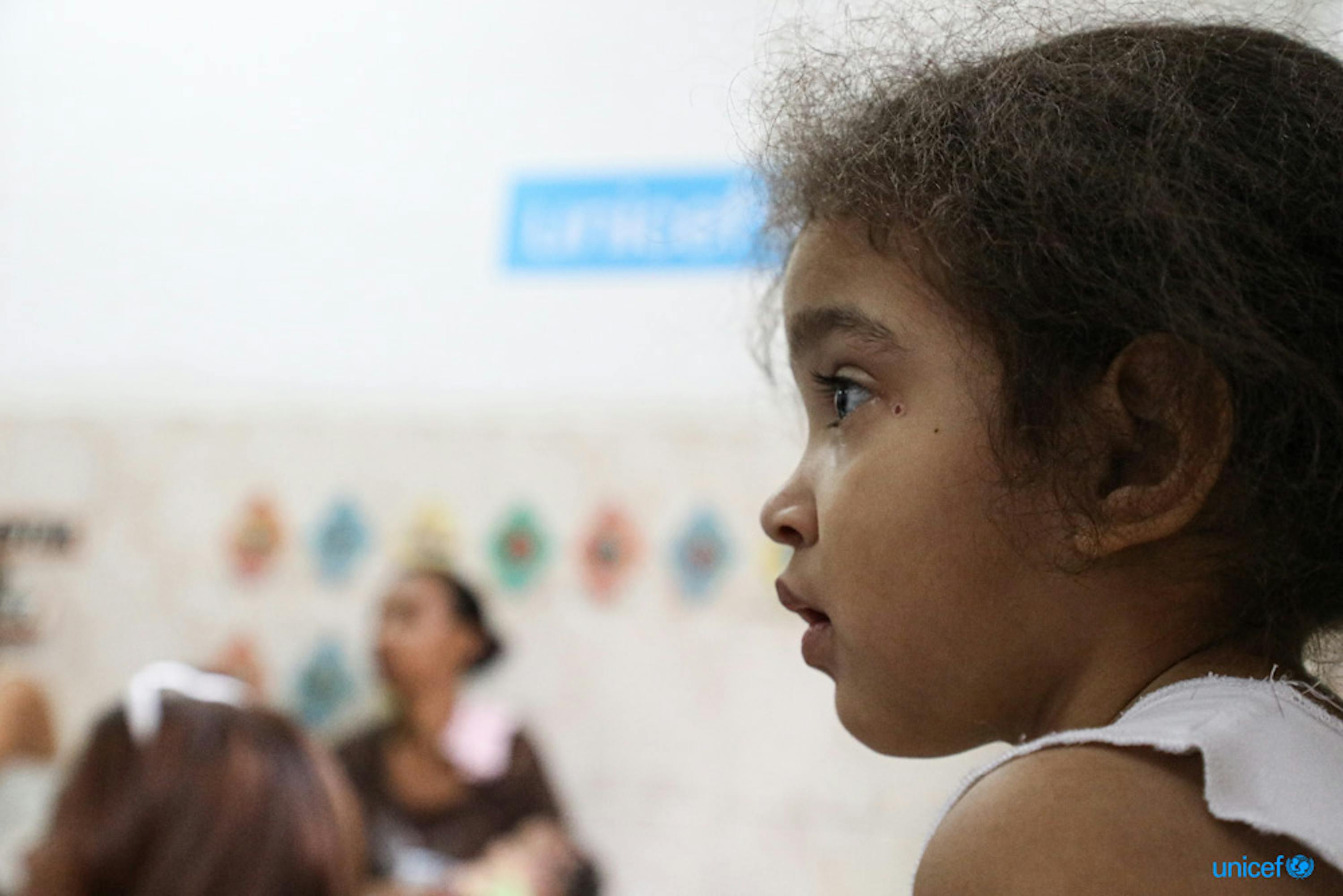 Nella scuola El Carmen, alla periferia di Caracas un gruppo di bambini disegna e gioca, la scuola offre anche attività di sviluppo della prima infanzia © UNICEF/UN0330424/Moreno Gonzalez