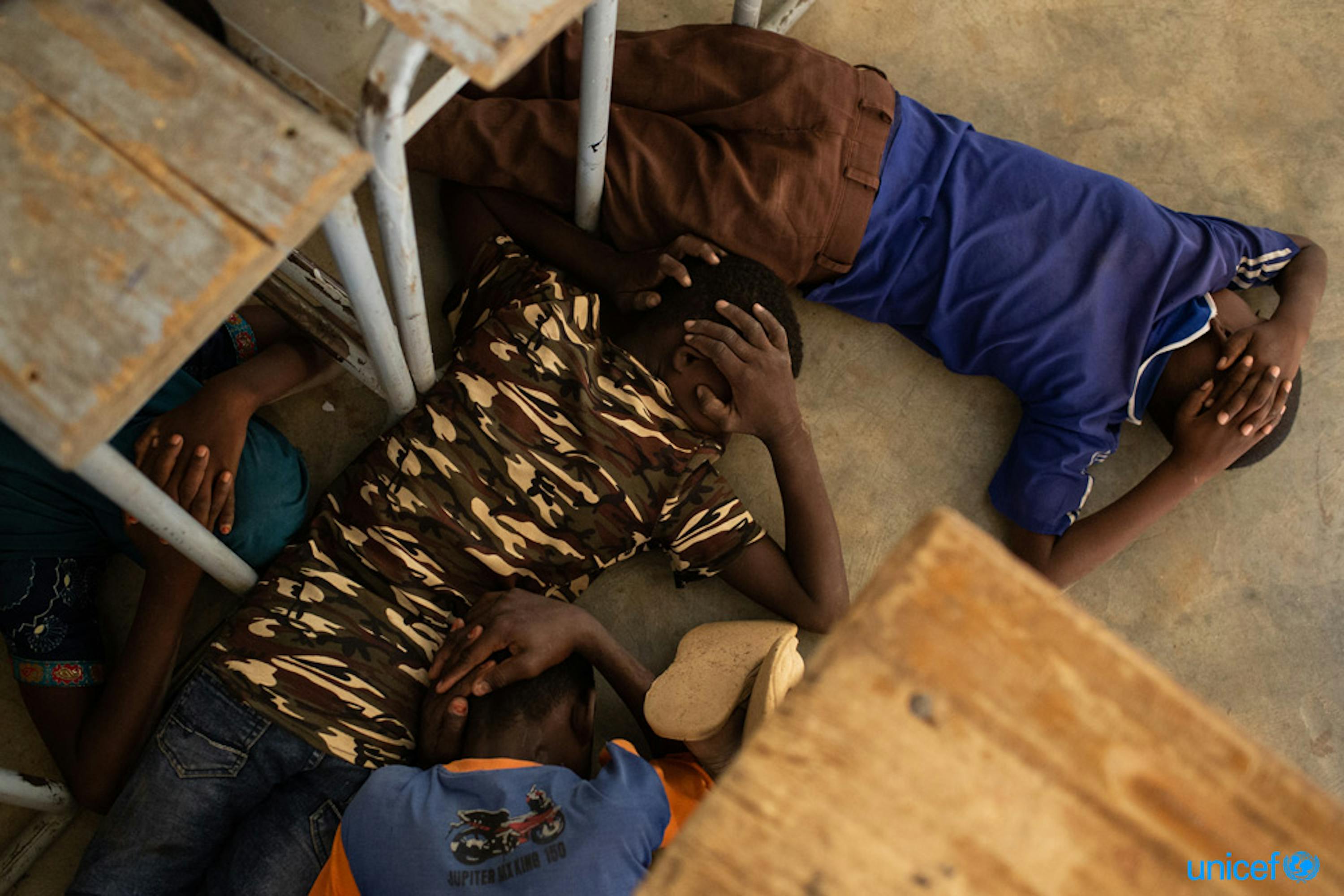 Alcuni bambini prendono parte a una simulazione di attacco di emergenza  presso la scuola elementare Yalgho di Dori, Burkina Faso. © UNICEF/UN0329518/