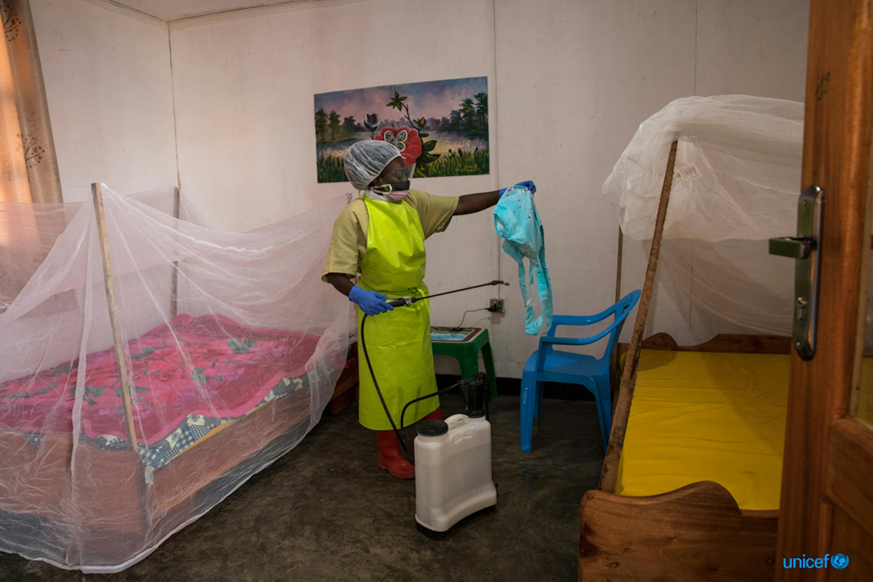 Repubblica Democratica del Congo, un igienista disinfetta il Katwa Child Care Center, a Butembo, nel Kivu settentrionale© UNICEF/UN0335217/Perret, UN Photo