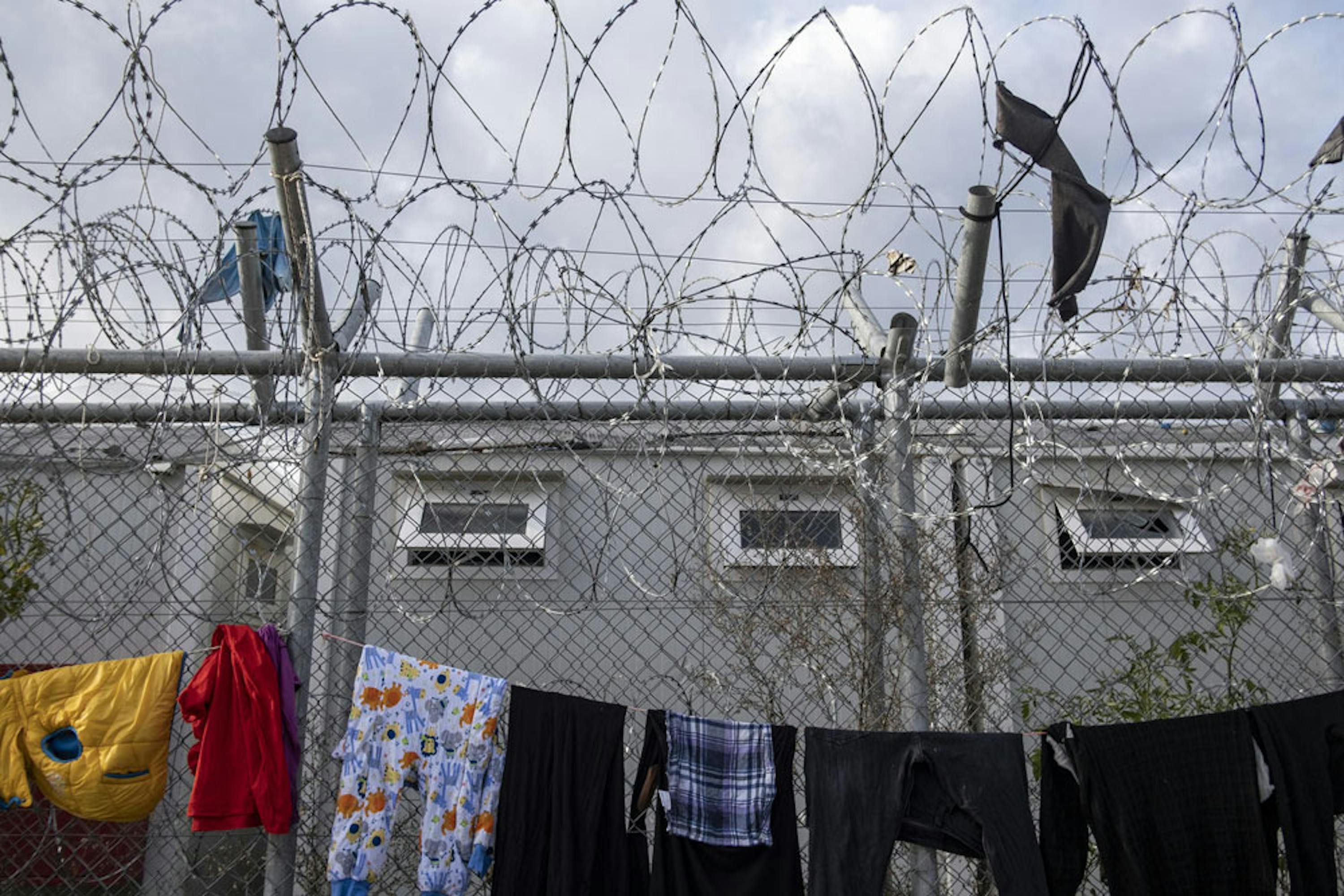 L'esterno del centro di accoglienza per migranti e rifugiati di Moria, sull'isola di Lesbo (Grecia), in cui è ambientato il video dell'UNICEF 